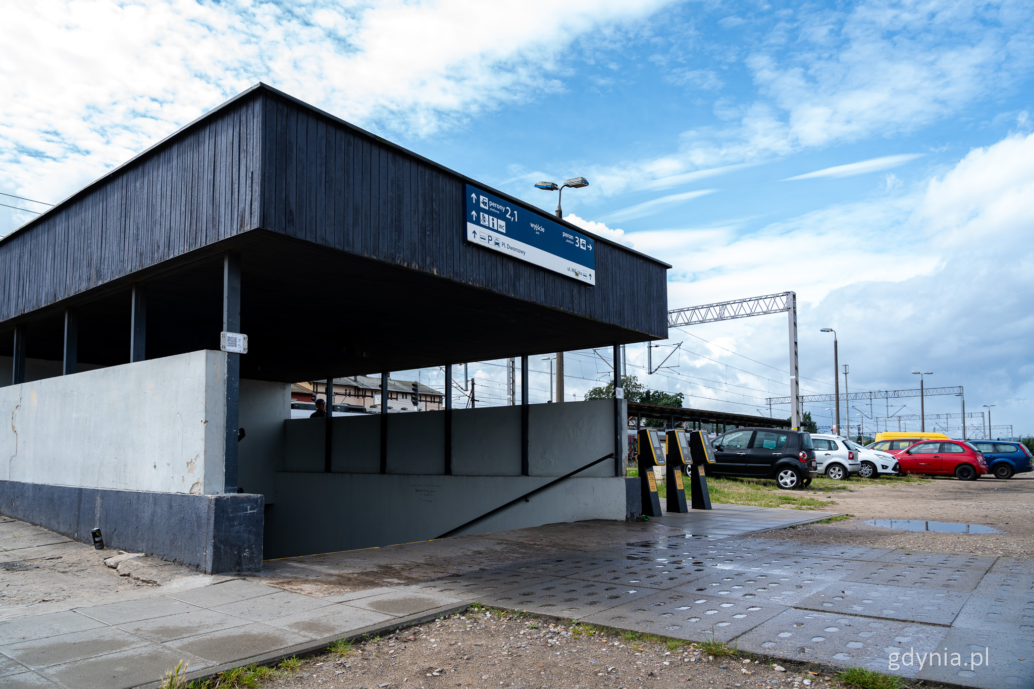 Wejście do tunelu, piaskowy parking, peron, osiedle Meksyk