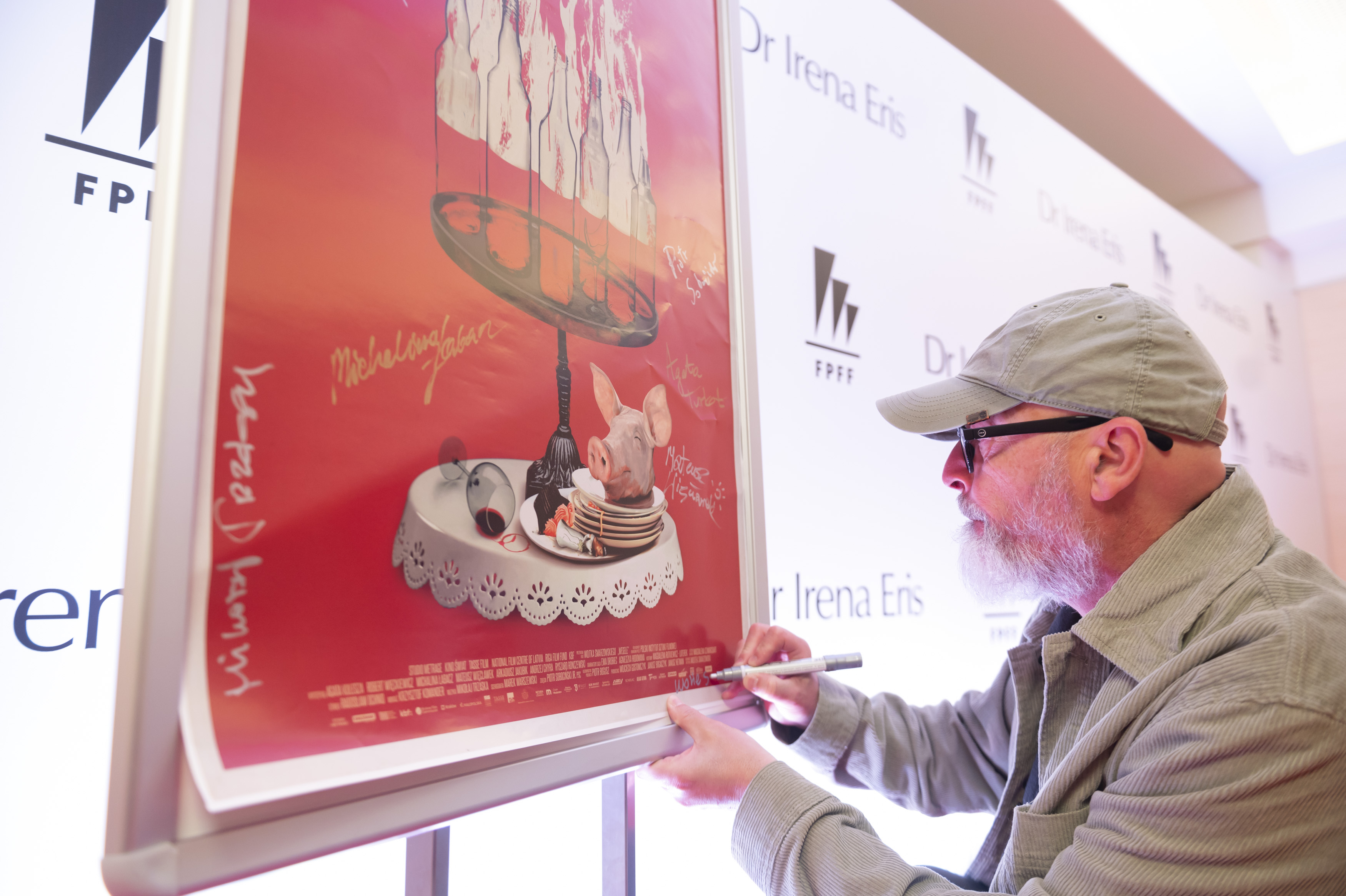 Reżyser Wojciech Smarzowski składa autograf na plakacie swojego najnowszego filmu &bdquo;Wesele&rdquo; // fot. Anna Bobrowska (materiały FPFF)