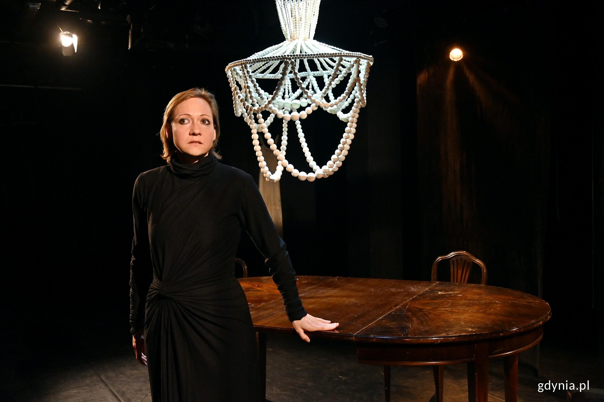 Marta Jaszewska jako Adela w spektaklu &bdquo;ONA. Rekonstrukcja&rdquo; w Teatrze Gdynia Gł&oacute;wna (fot. Magdalena Czernek)