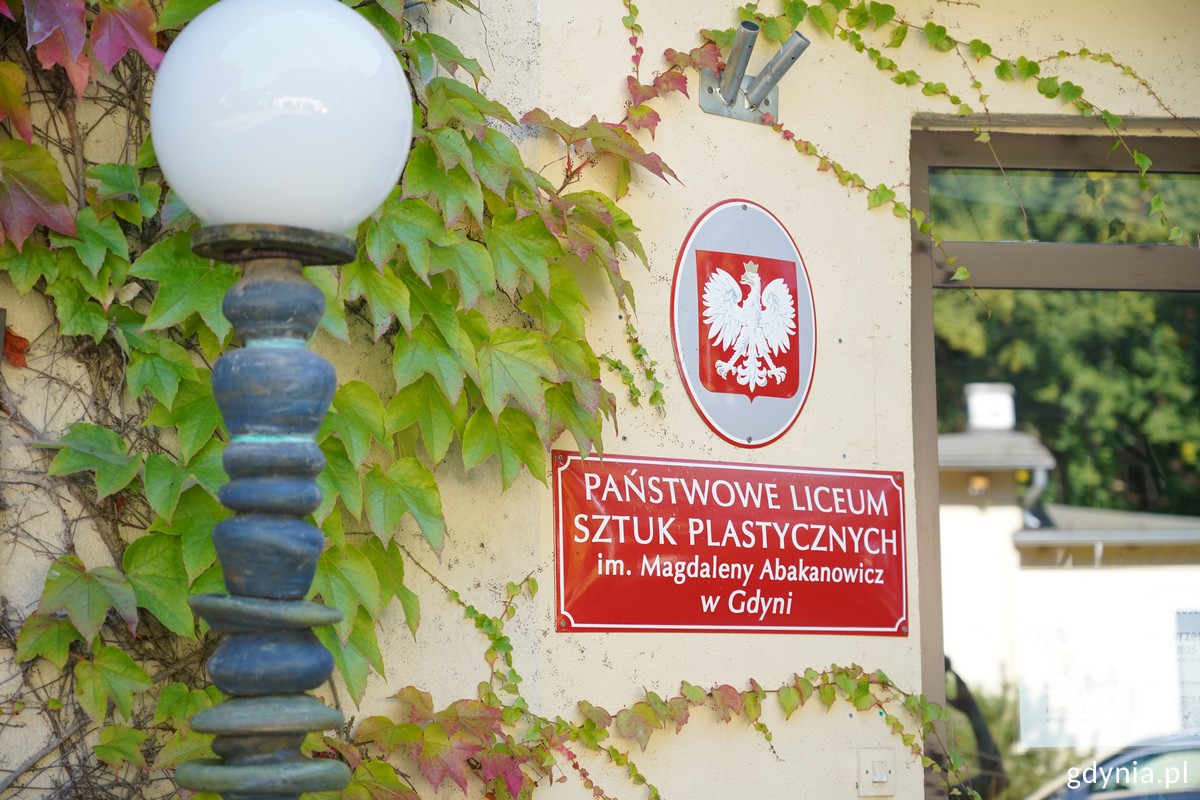 Tablica nad wejściem do szkoły: Państwowe Liceum Sztuk Plastycznych im. Magdaleny Abakanowicz w Gdyni