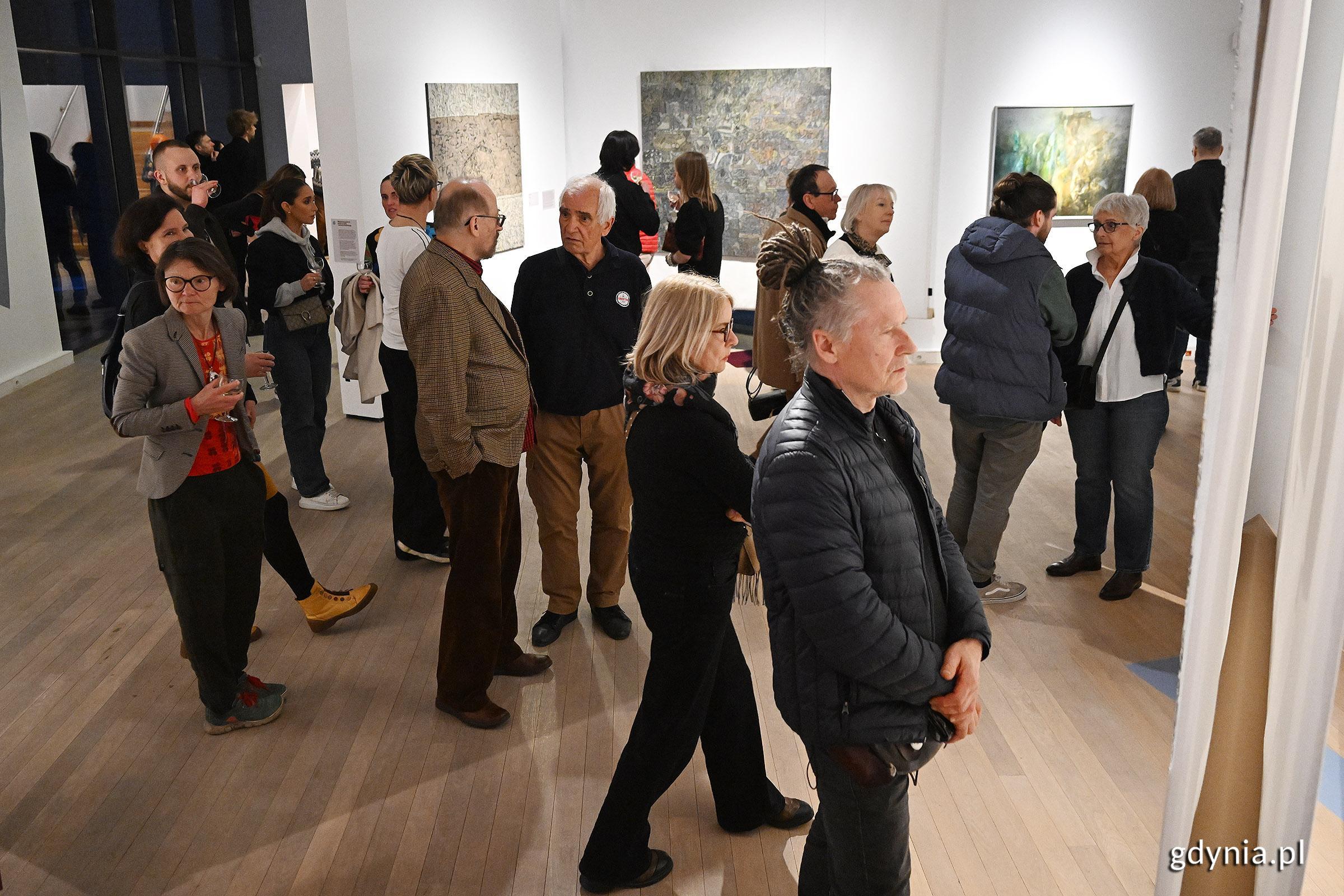 Ludzie na wernisażu wystawy Janusza Osickiego&nbsp;&bdquo;Ciągłość w procesie&rdquo; 