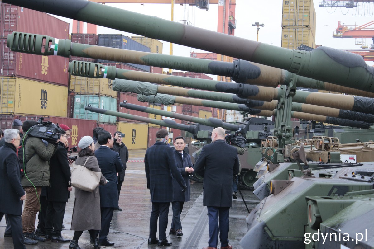Grudzień 2022 roku. Prezydent RP i Minister Obrony Narodowej oraz przedstawiciele rządu Korei Południowej przyglądają się pierwszej dostawie nowego sprzętu wojskowego w Gdyni - w tym także czołg&oacute;w K2, fot. Magdalena Śliżewska