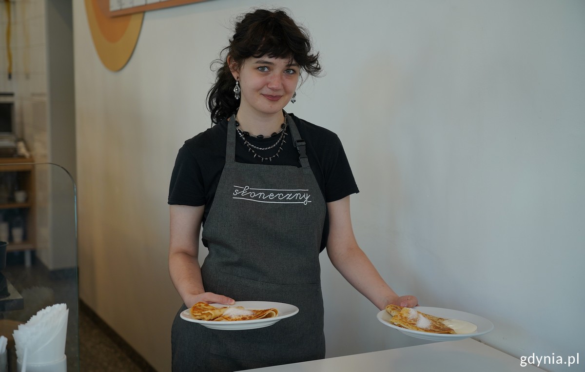 Nina z baru&nbsp;&bdquo;Słoneczny&rdquo; trzyma naleśniki z twarogiem