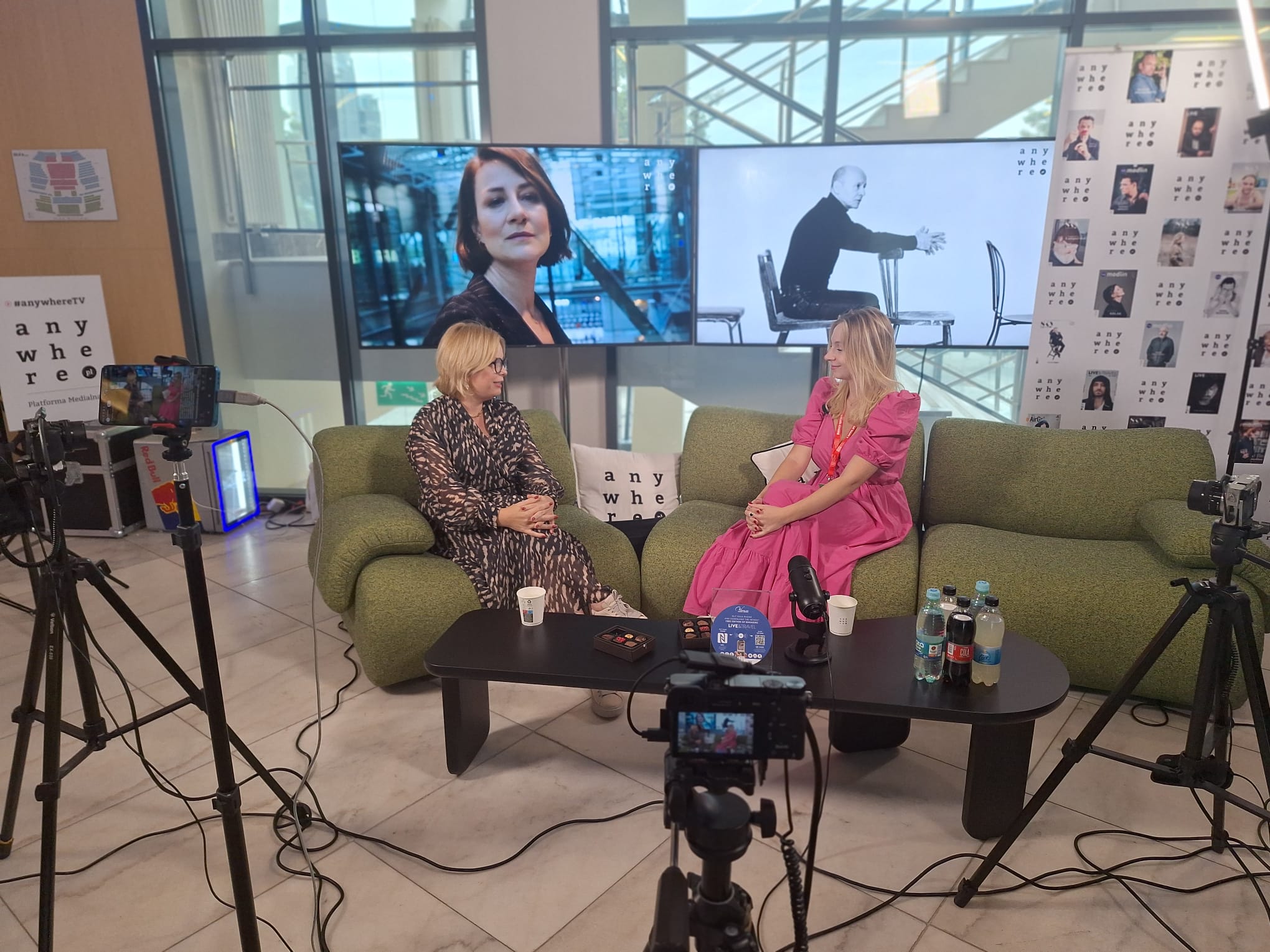 Od lewej: wiceprezydentka Gdyni Oktawia Gorzeńska i Ania Korytowska w festiwalowym studiu platformy Anywhere (fot. Marta Toczek)