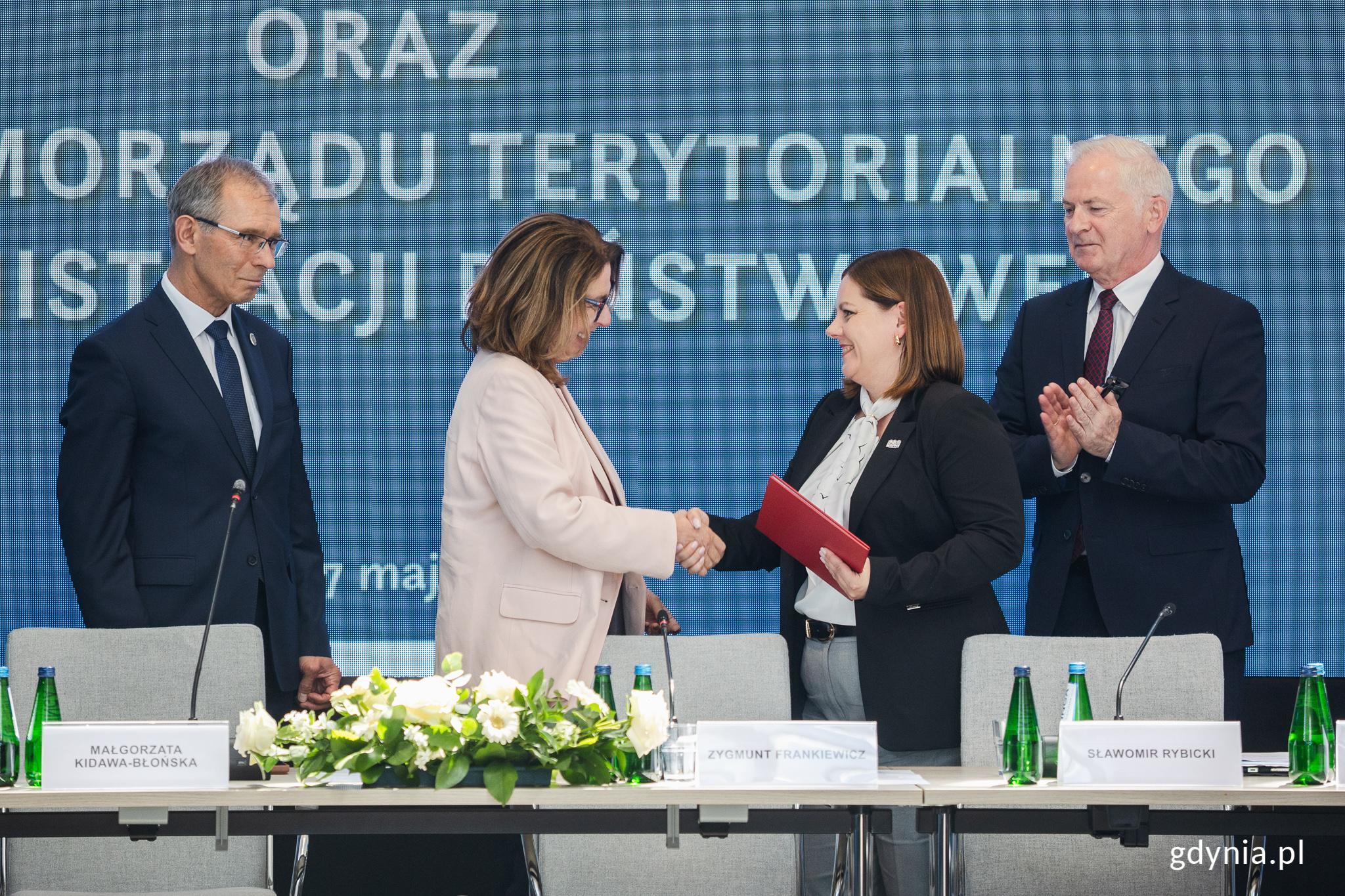 Marszałek senatu Małgorzata Kidawa-Błońska gratuluje Aleksandrze Kosiorek