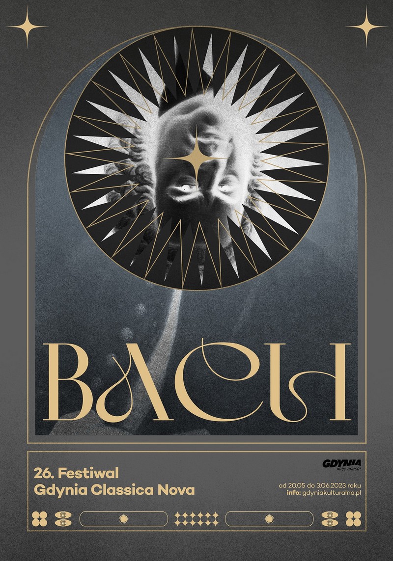 Plakat promujący 26. edycję festiwalu Gdynia Classica Nova. U g&oacute;ry i na środku umieszczono zlote gwiazdki. Na środku koło z odwr&oacute;coną do g&oacute;ry nogami podobizną Jana Sebastiana Bacha. Na dole napis: Bach oraz nazwa festiwalu, data imprezy i logo Gdyni // materiały prasowe