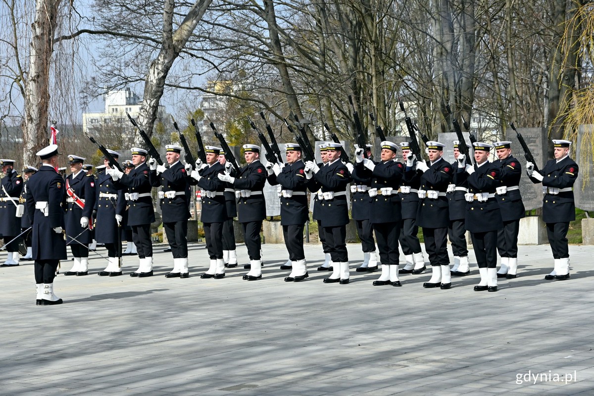 Marynarze oddający salwę honorową podczas obchod&oacute;w 83. rocznicy zbrodni katyńskiej // fot. Magdalena Czernek