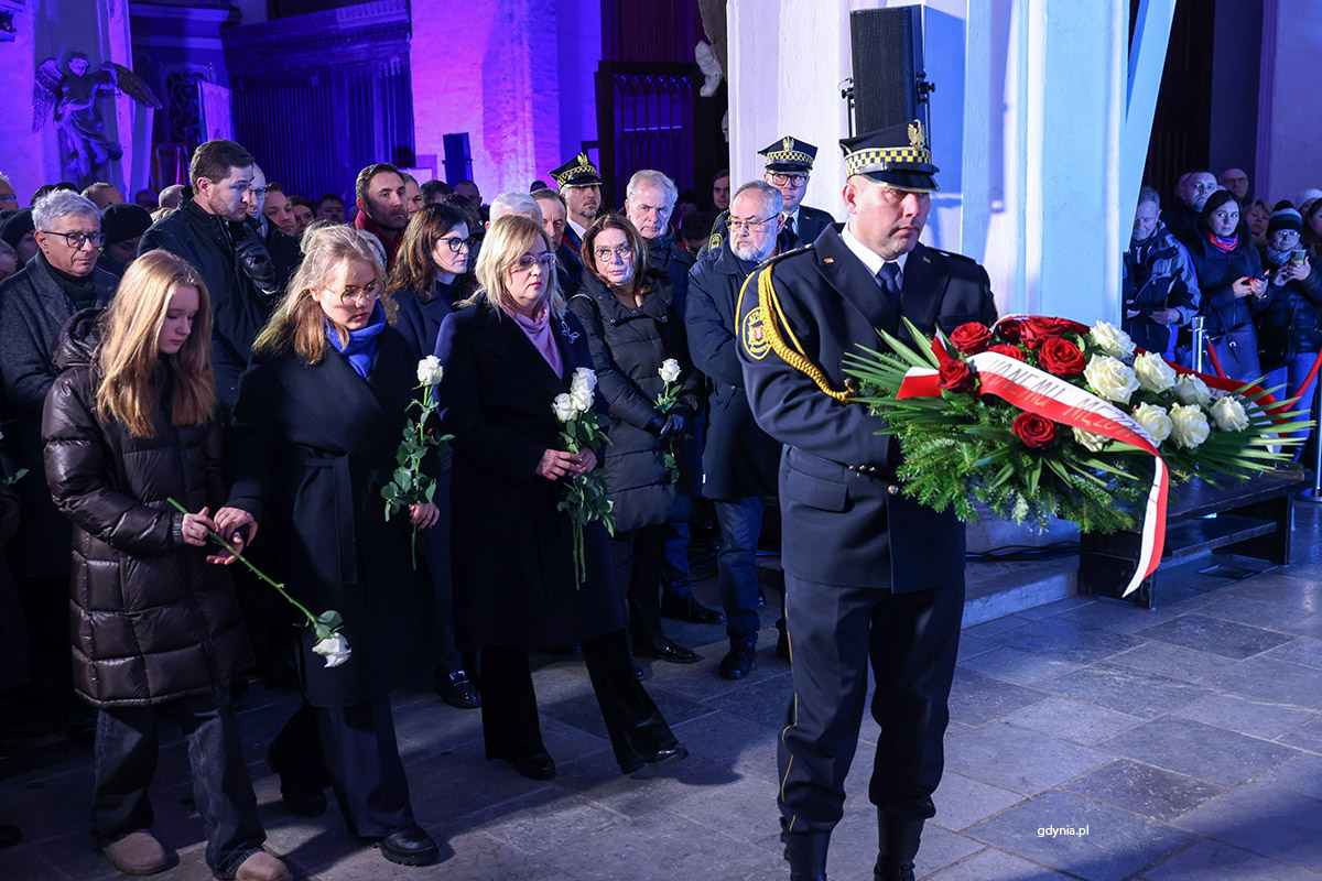 Kwiaty w Bazylice Mariackiej składają wdowa po prezydencie Magdalena Adamowicz z c&oacute;rkami Antoniną i Teresą