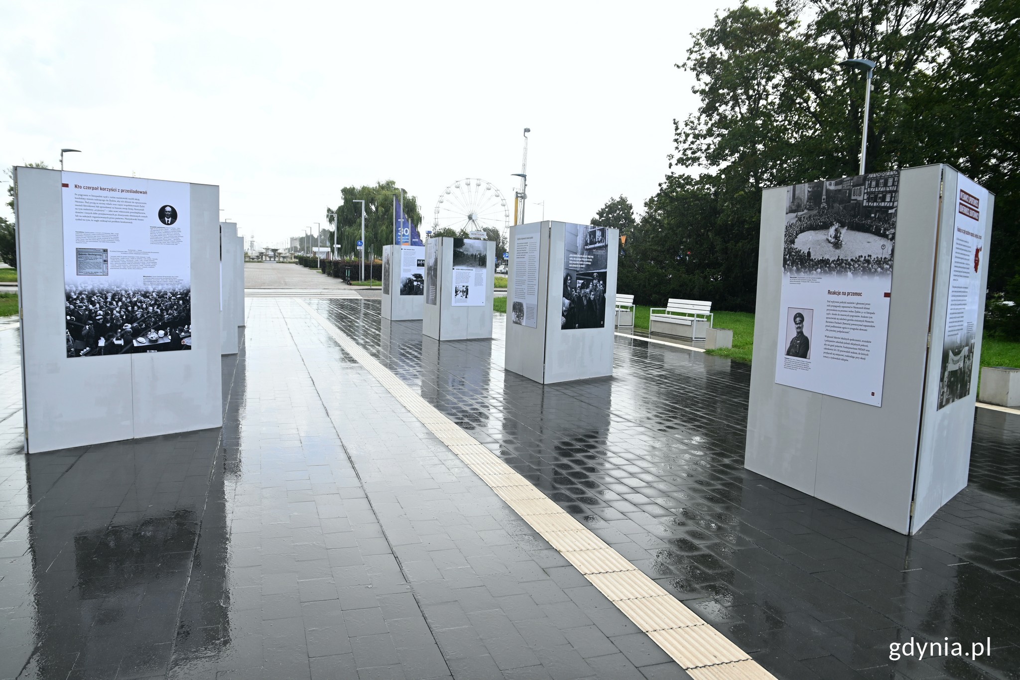 Wystawa &bdquo;Byli sąsiadami. Ludzkie wybory i zachowania w obliczu Zagłady&rdquo; na skwerze Kościuszki // fot. Magdalena Czernek