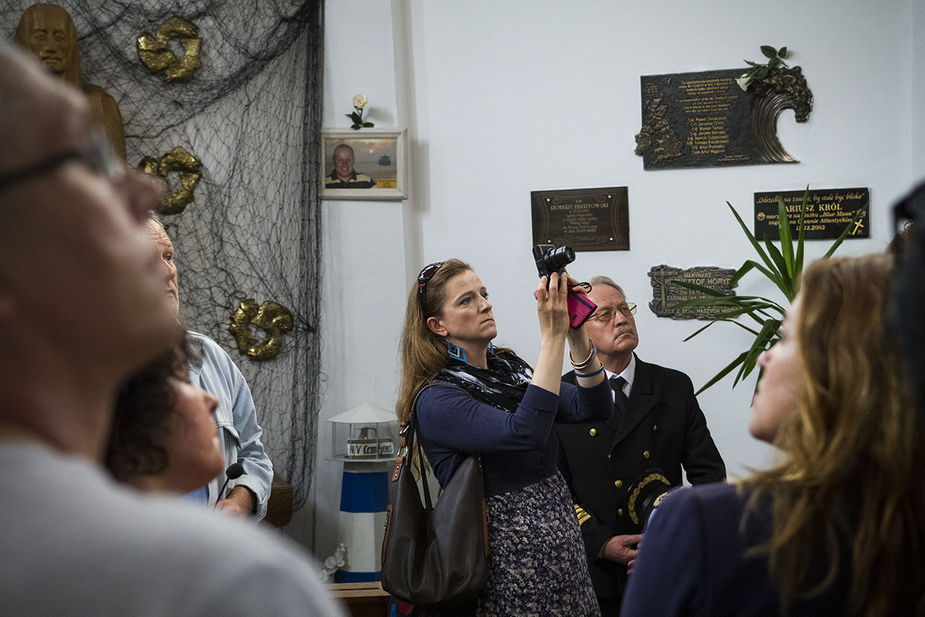 Ludzie zwiedzają kości&oacute;ł, kobieta robi zdjęcie. 