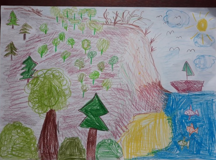 Zwycięska praca autorstwa Poli Ramockiej. Przedstawia orłowski klif i plażę. Na pierwszym planie r&oacute;żne gatunki drzew, na wodzie widać płynący statek