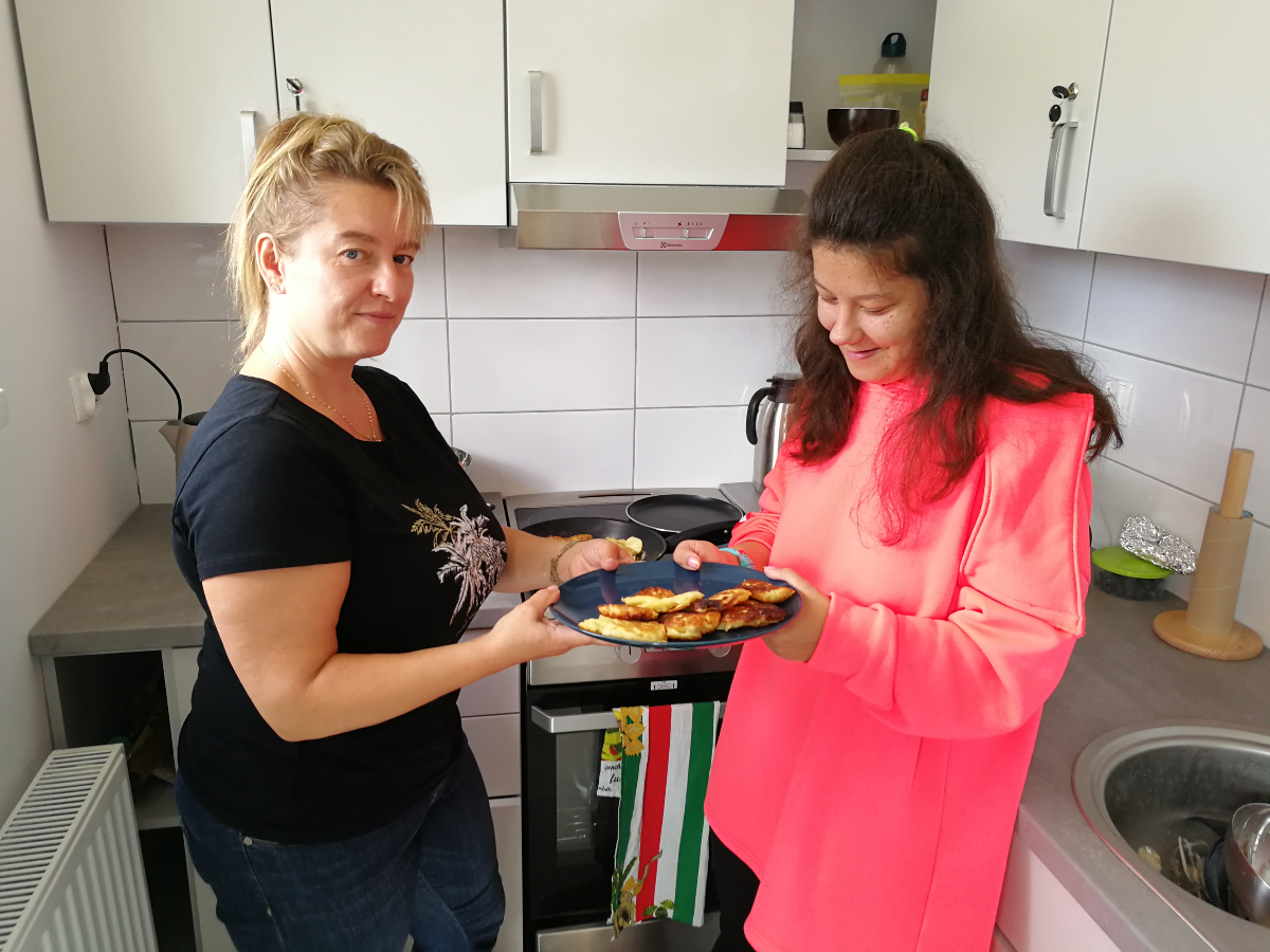 Uczestnicy zajęć często gotują we wsp&oacute;lnej kuchni, fot. archiwum MOPS