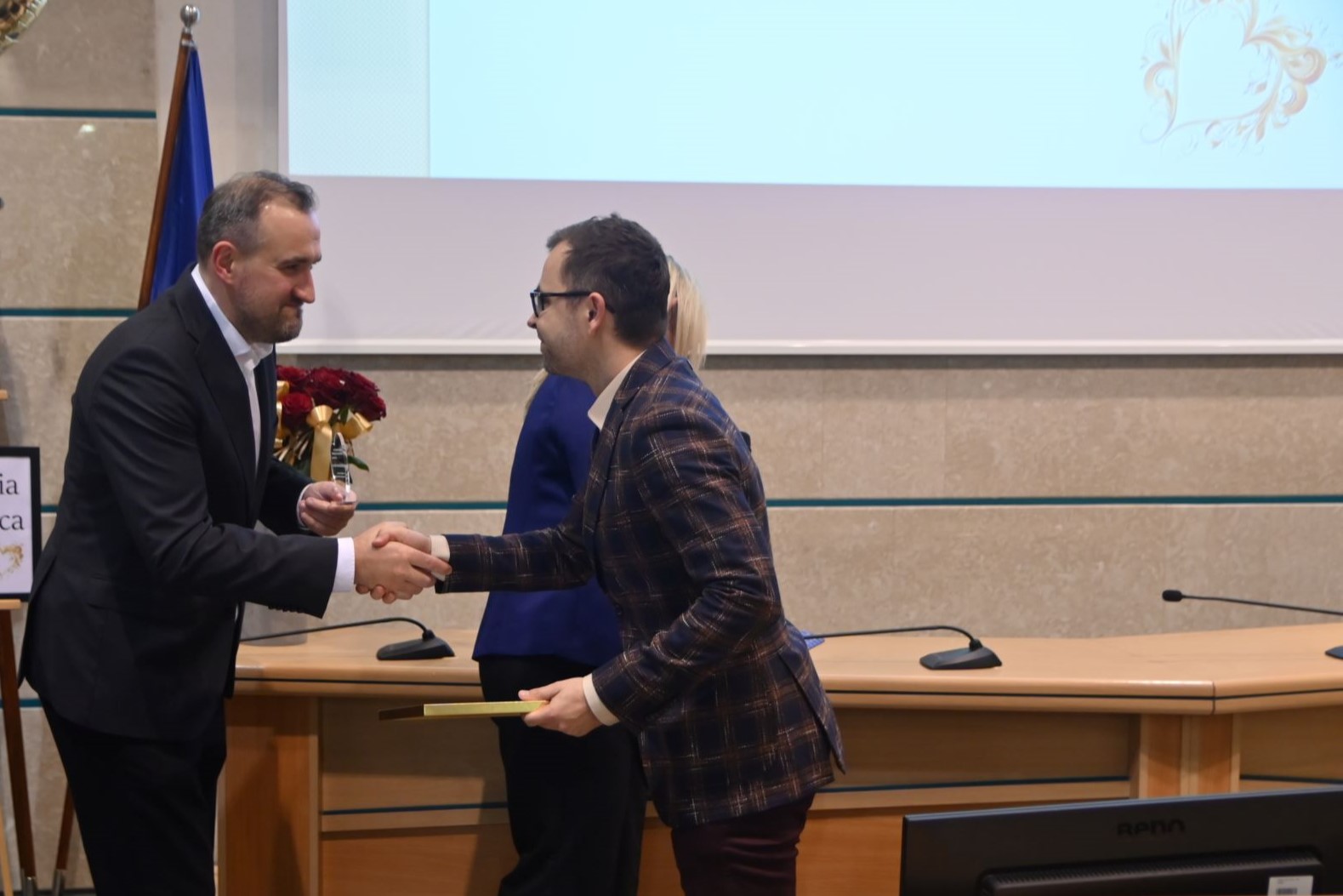 wręczenie nagr&oacute;d jednemu z wyr&oacute;żnionych 