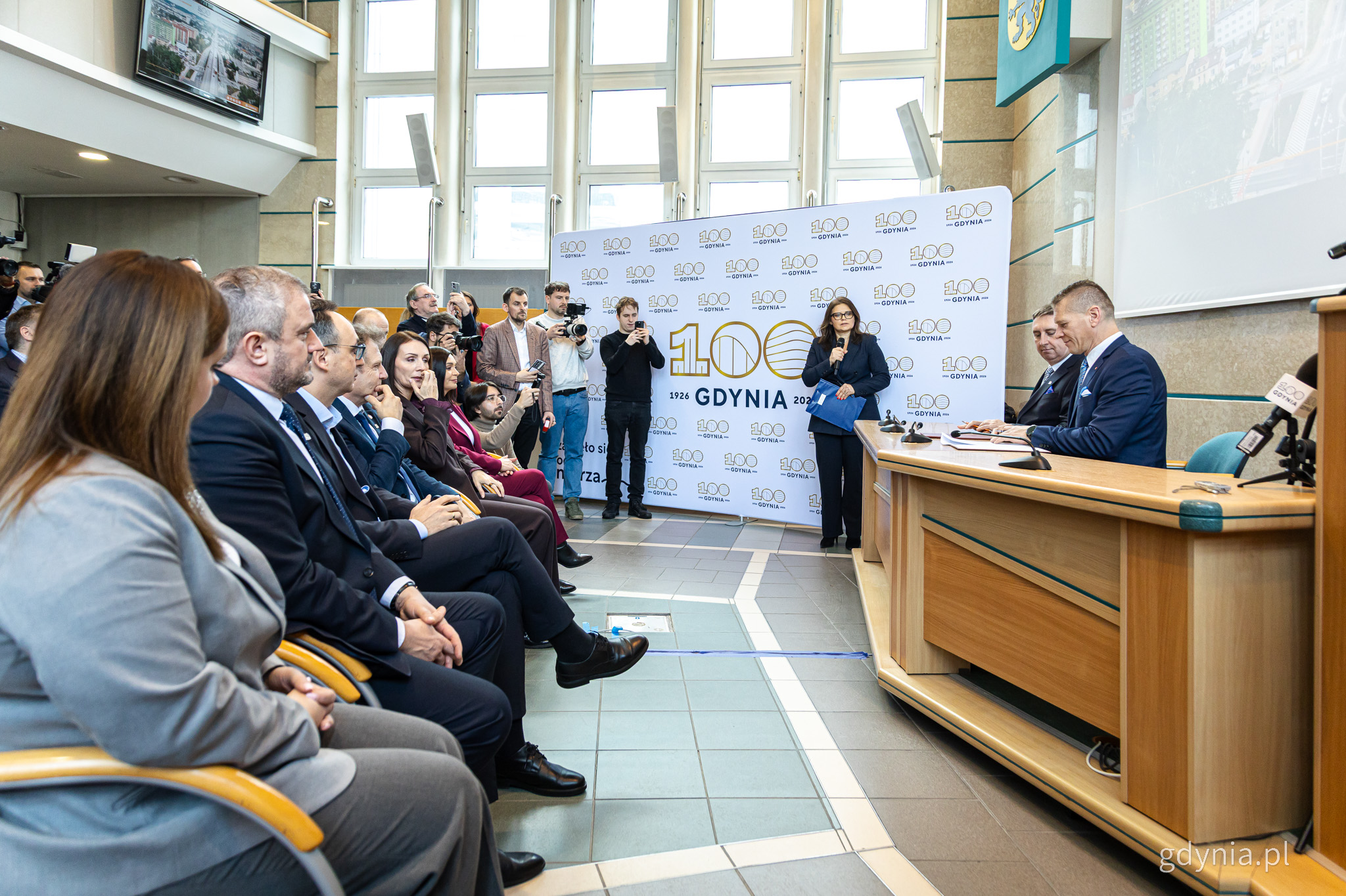 Sala obrad Rady Miasta w urzędzie, tłum os&oacute;b na sali, przy stole prezydialnym siedzą Michał Felon i Karol Markowski, podpisując dokumenty