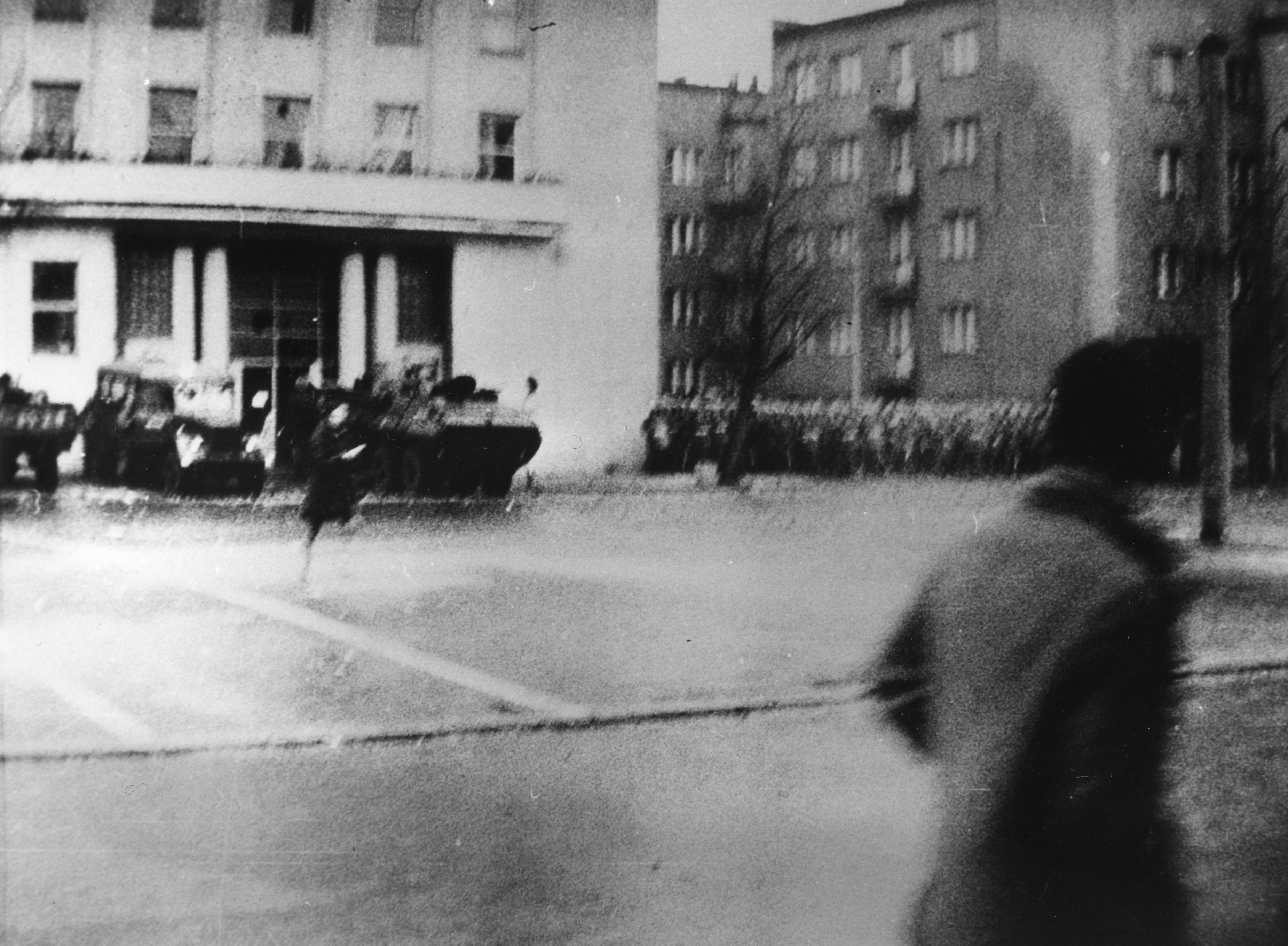 Plac przed Prezydium Miejskiej Rady Narodowej w Gdyni (obecnie Urząd Miasta). Przy urzędzie stoją pojazdy milicyjne lub wojskowe. W bocznej ulicy (ul.Bema) widać prawdopodobnie oddział milicji // źr&oacute;dło: IPN