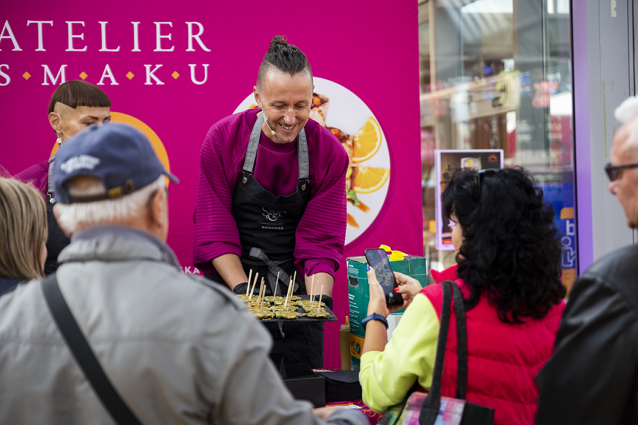 Mirek Trymbulak częstuje plackami z liści rzodkiewki. Fot. Przemysław Kozłowski