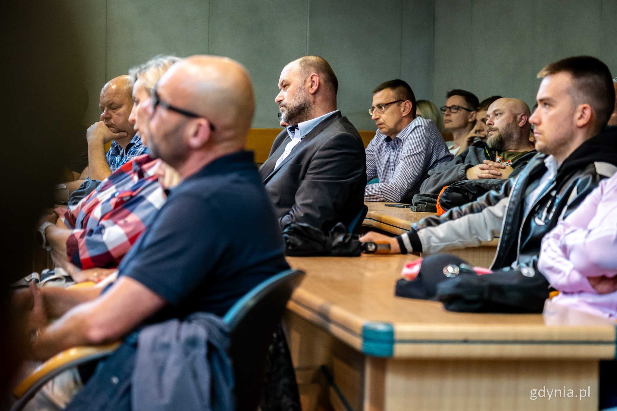 Sala obrad rady miasta, osoby siedzące w ławach