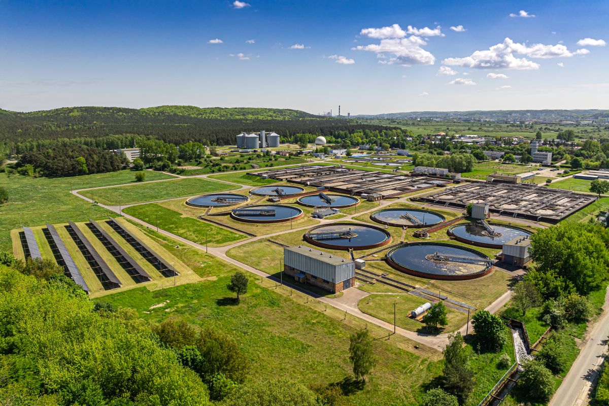 Grupowa Oczyszczalnia Ściek&oacute;w "Dębog&oacute;rze"
