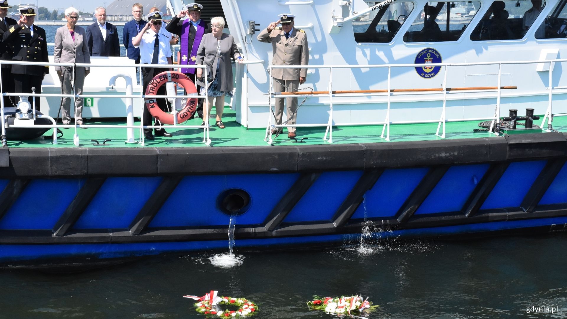 Złożenie symbolicznych kwiat&oacute;w ku czci poległych na morzu. Fot Magda Śliżewska