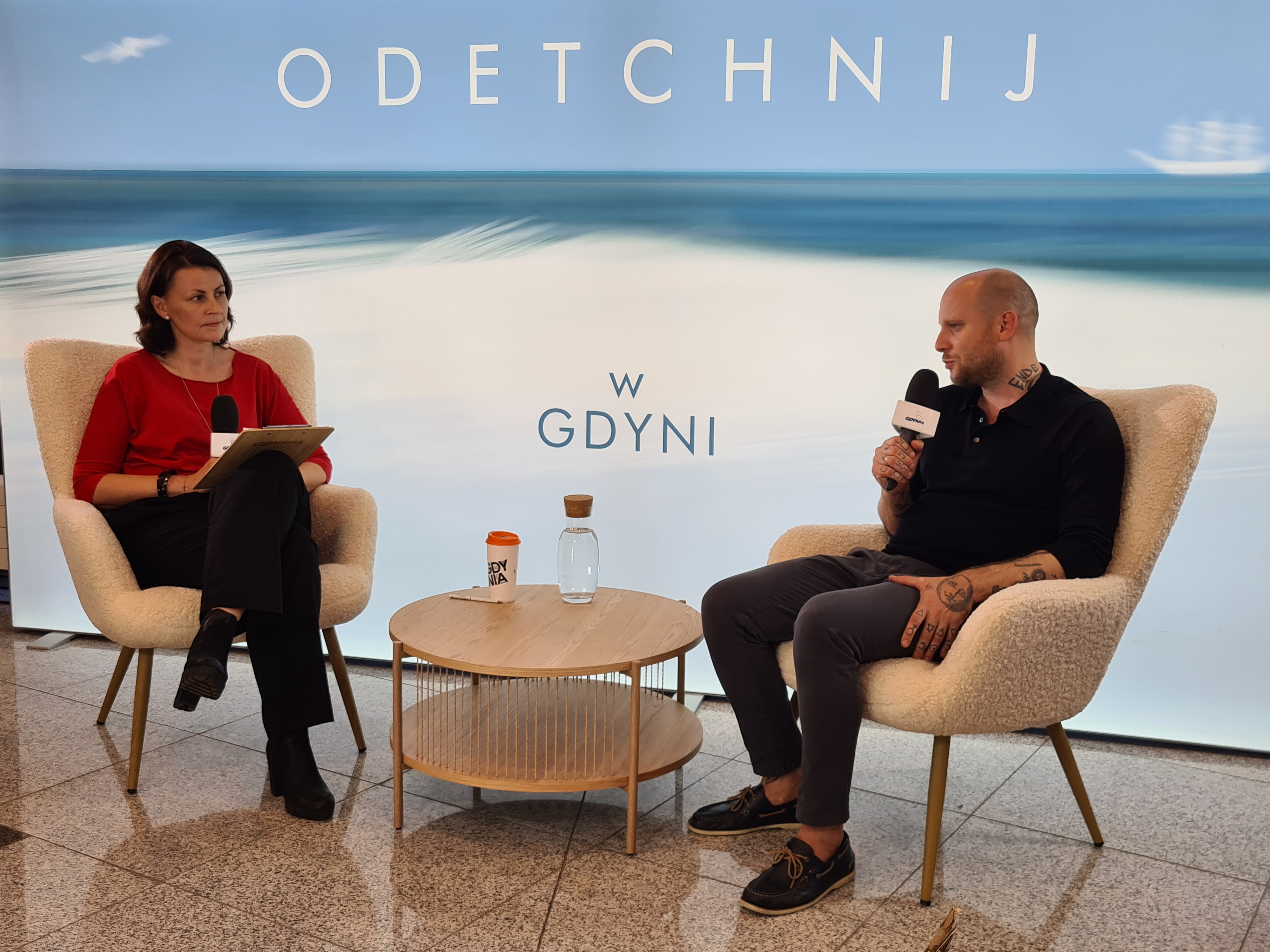 Tomasz Kolankiewicz (z prawej) w studio &bdquo;Gdynia Filmowa&rdquo; w rozmowie z Magdaleną Śliżewską z Gdynia.pl (z lewej), fot. Sławomir Okoń