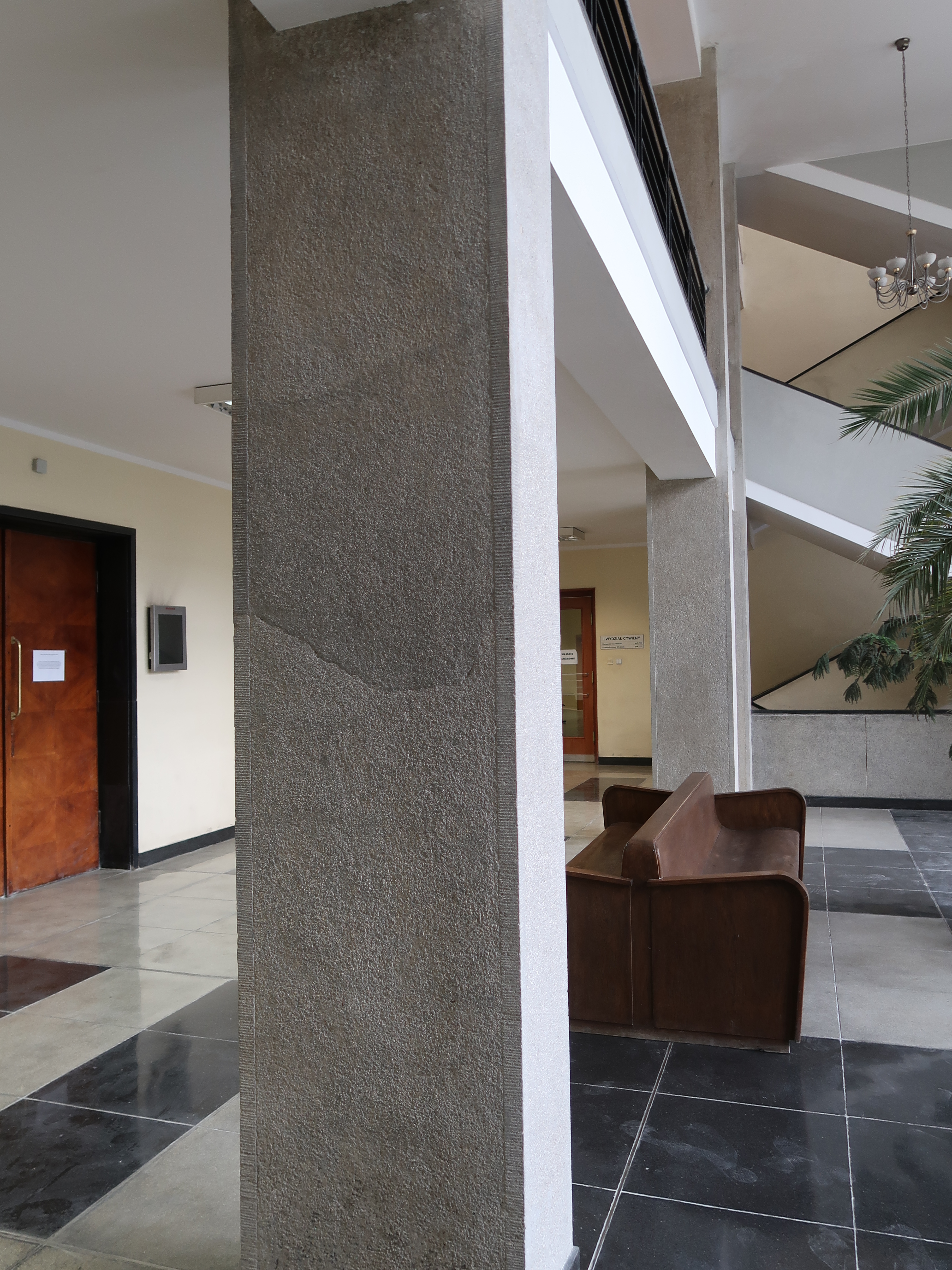 4.	Sąd Rejonowy, Plac Konstytucji 5 - renowacja posadzki holu i klatki schodowej oraz filar&oacute;w