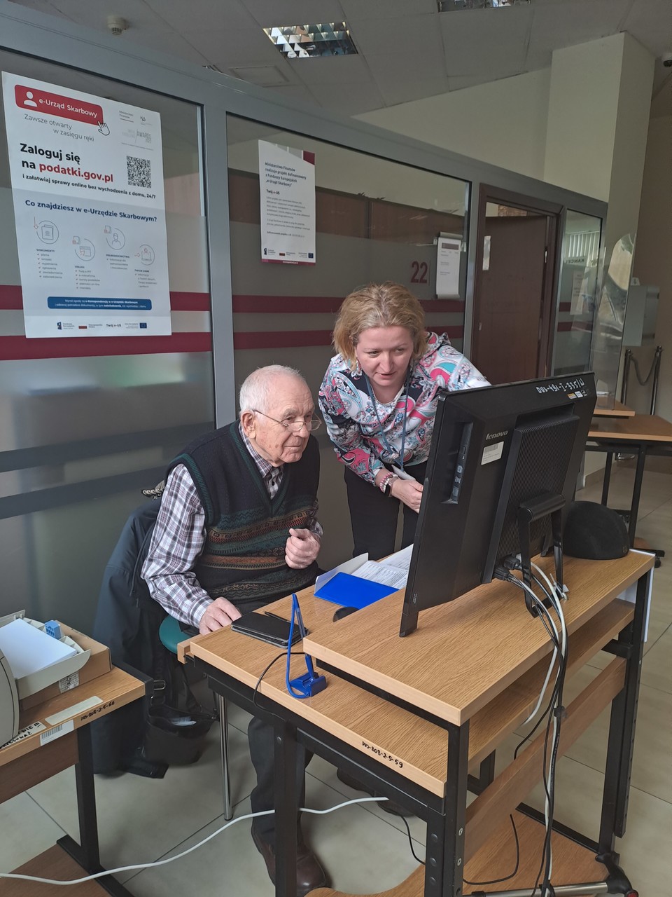 93-letni Edward Halarewicz składa zeznanie podatkowe. Fot Drugi US w Gdyni