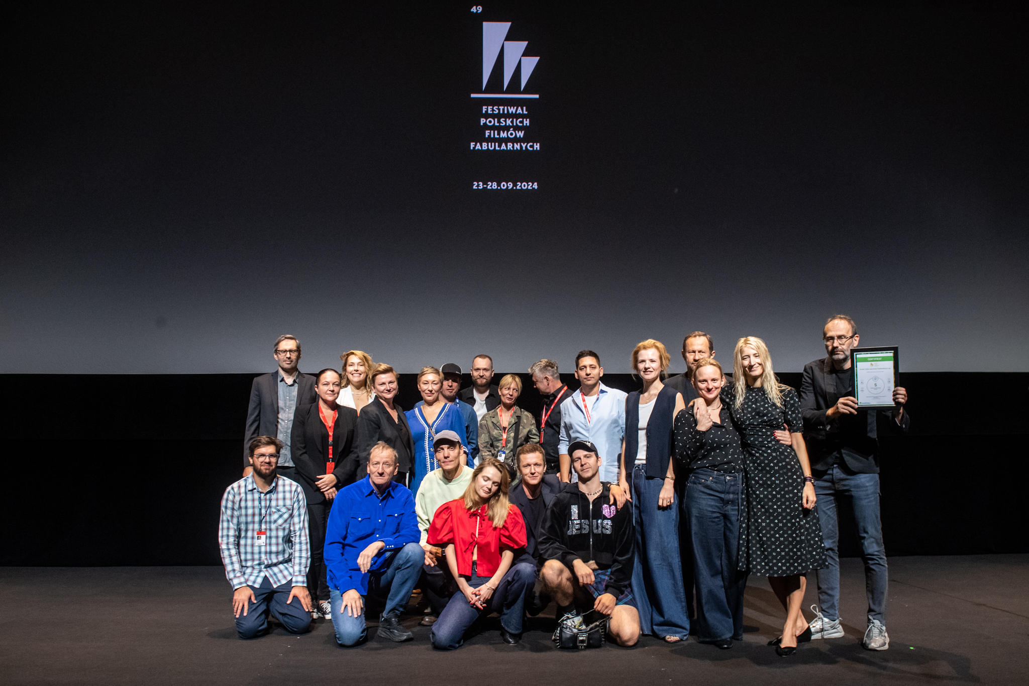 Ekipa filmu &bdquo;Biała odwaga&rdquo; po pokazie w Teatrze Muzycznym (fot. KFP)