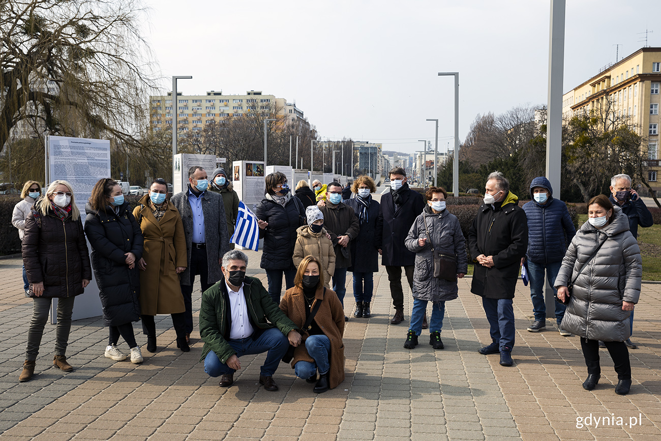 Grecka społeczność w Gdyni i jej polscy przyjaciele, wśr&oacute;d nich prezydent Gdyni Wojciech Szczurek (czwarty z prawej). Na pierwszym planie Georgios Orfanos. Fot. Przemysław Kozłowski