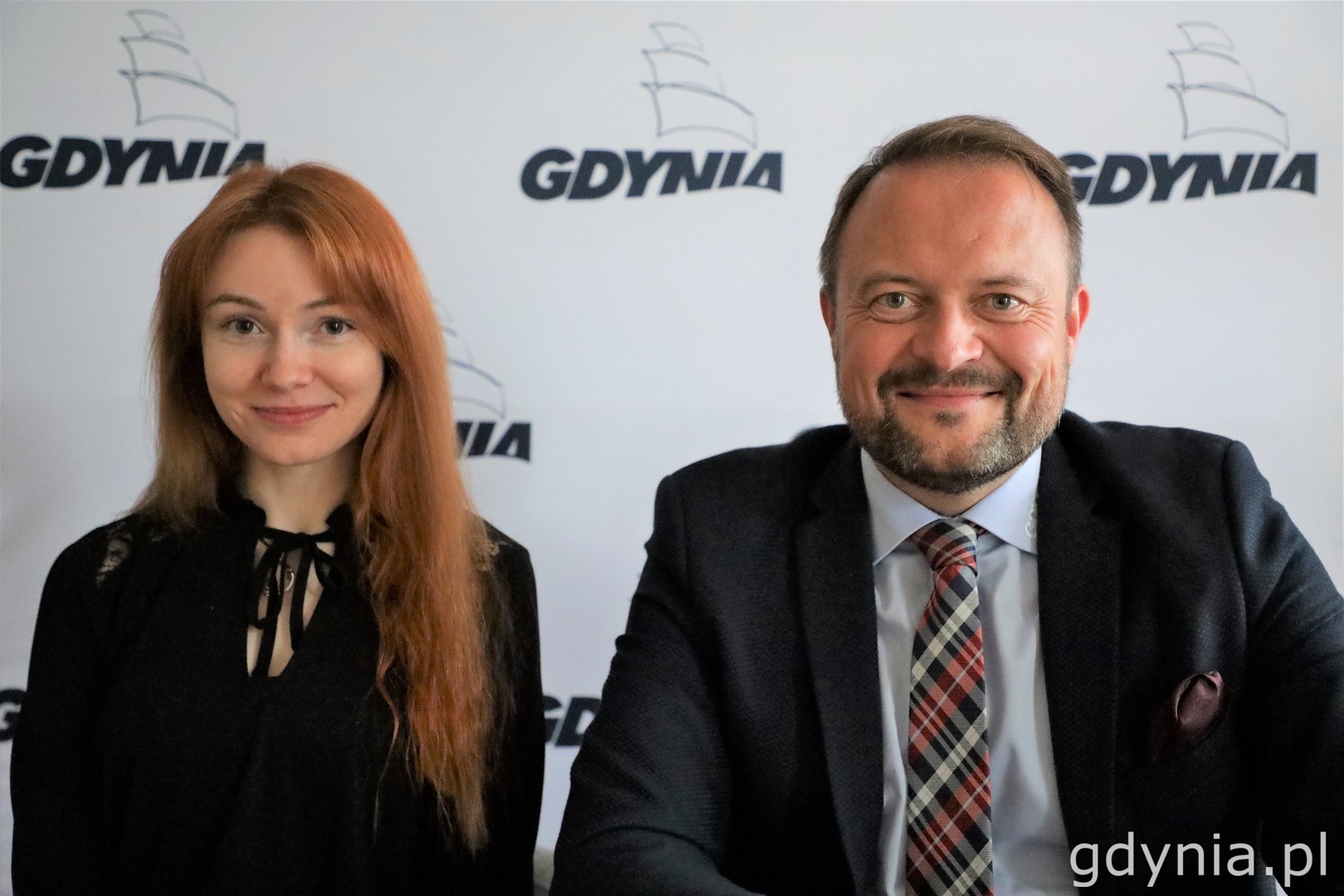 Mieszkańcy spotkali się z wiceprezydentem Gdyni Markiem Łucykiem i w jego obecności podpisali umowy / fot. D. Kowalski