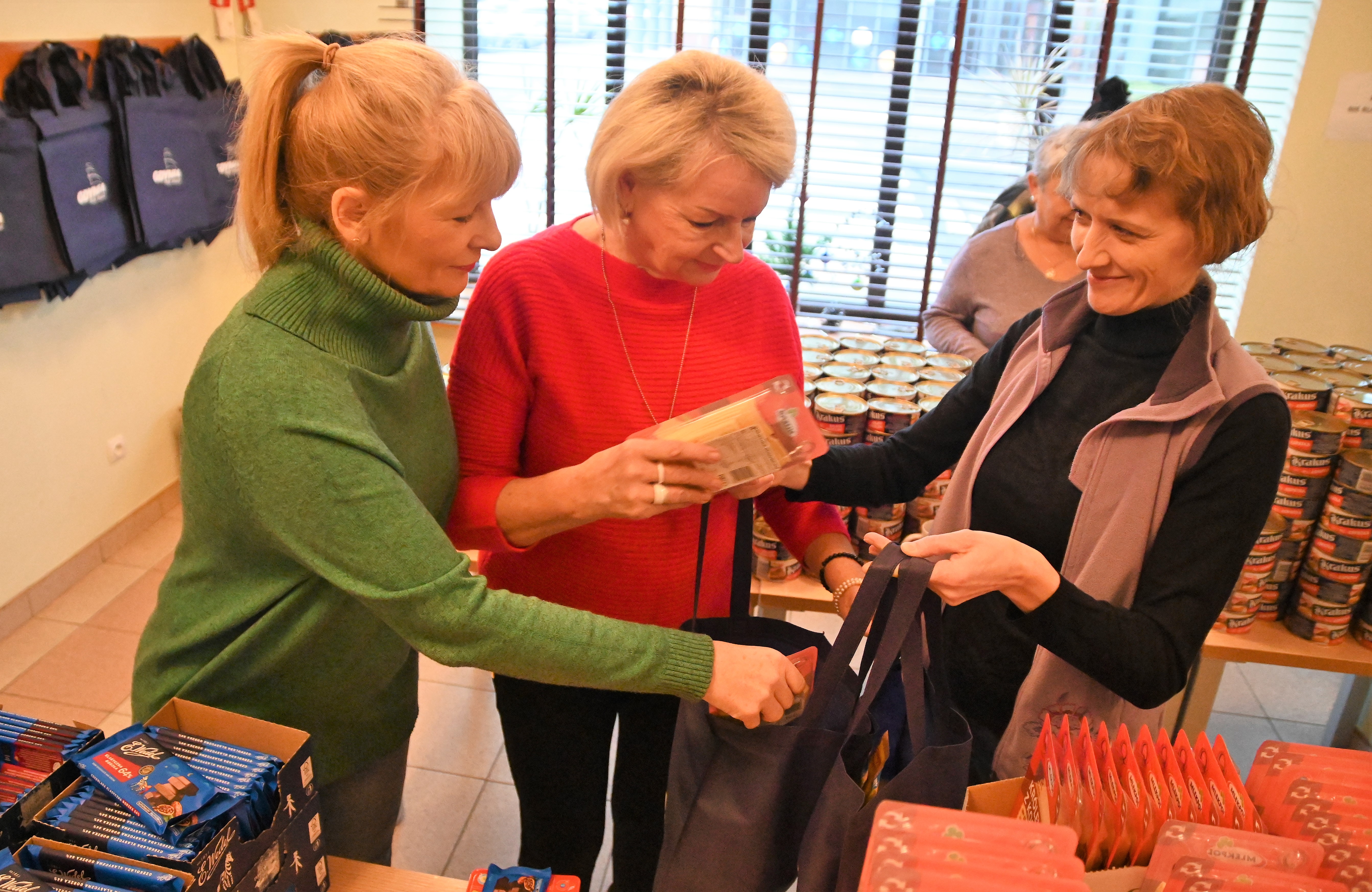 Pani Janina pomaga. Fot. Zygmunt Gołab 