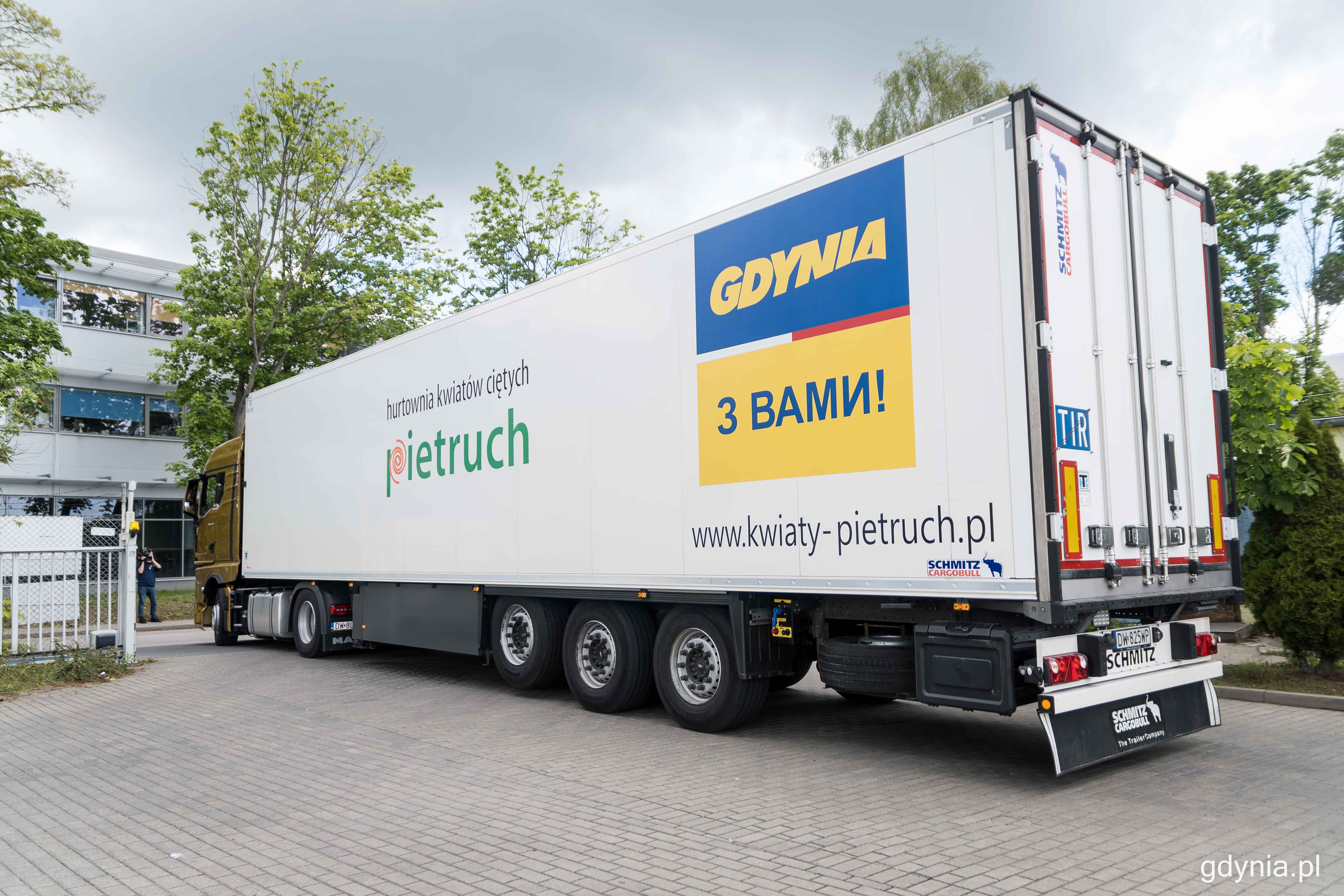 Duży transport do Żytomierza, kt&oacute;ry wyruszył z Gdyni pod koniec maja. Jedna z wielu form pomocy między oboma miastami, fot. Kamil Złoch / archiwalne