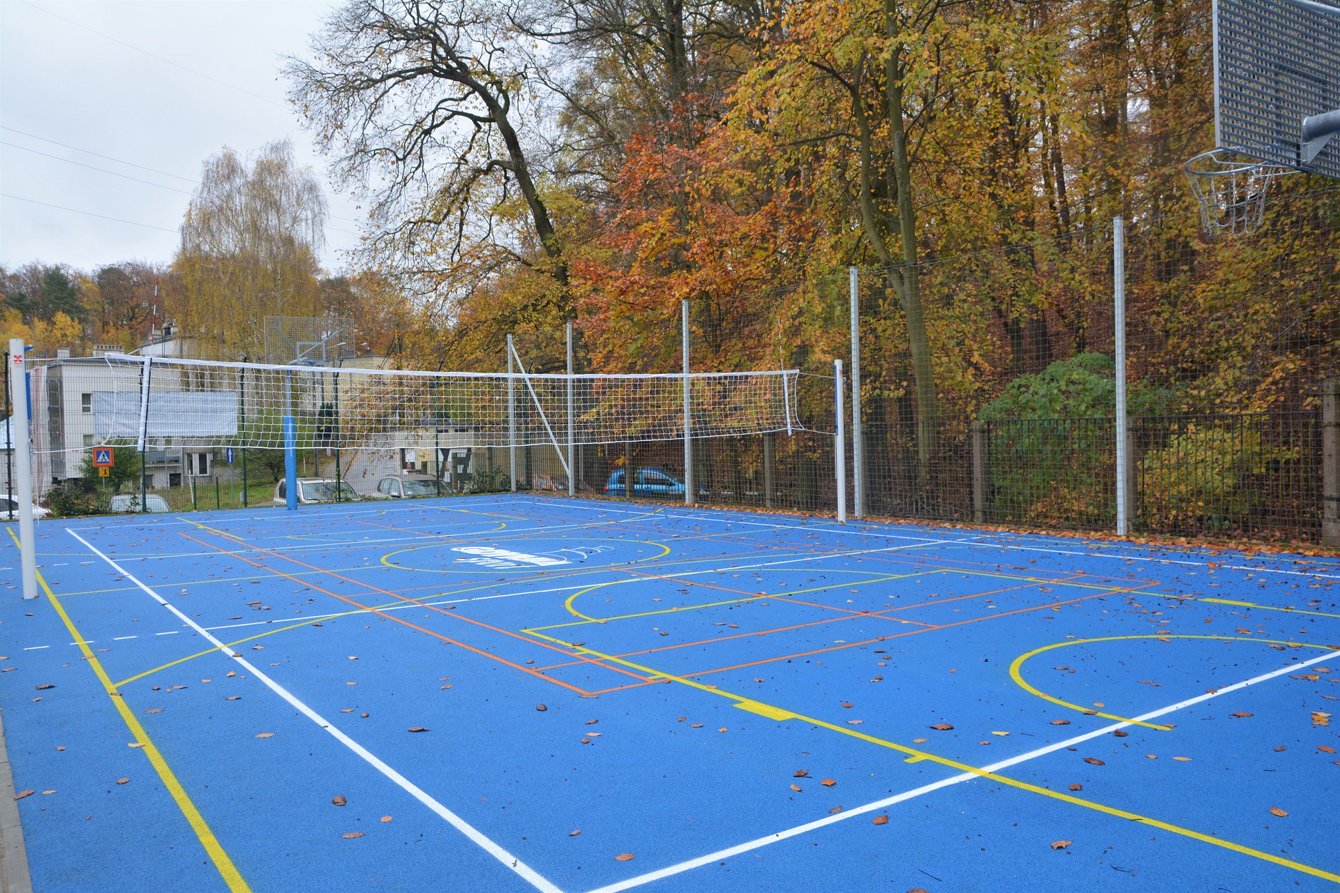 fotografia: Boisko do koszyk&oacute;wki i siatk&oacute;wki o nawierzchni poliuretanowej w Szkole Podstawowej nr 26 ul. Tatrzańska 1