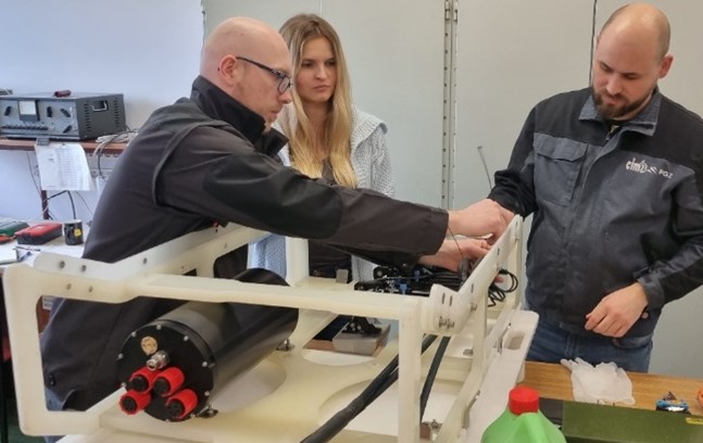 Pracownicy OBR CTM z gdyńskiego Oksywia przy jednym ze swoich rozwiązań, kt&oacute;re pomoże w realizacji projektu, fot. mat. prasowe OBR CTM