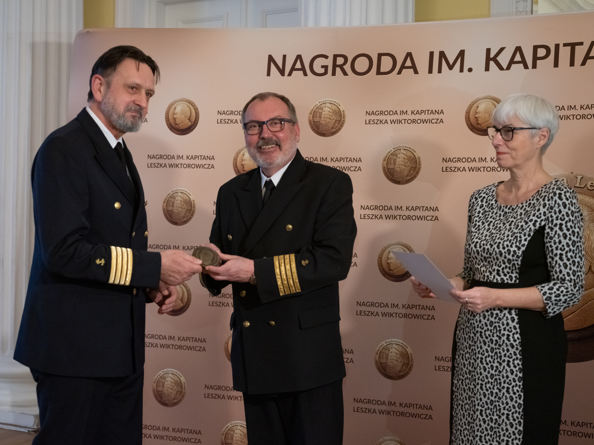 kpt. ż. w. Rafał Szymański odbiera nagrodę z rąk Mariusza Wiktorowicza - syna patrona oraz Joanny Zielińskiej - przewodniczącej Rady Miasta Gdyni // fot. Maksymilian Rigamonti/Press Club Polska