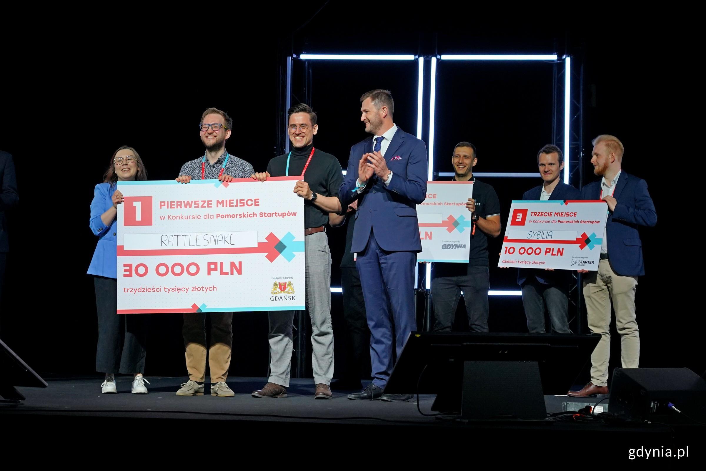 Piotr Grzelak &ndash; zastępca prezydent Gdańska ds. zr&oacute;wnoważonego rozwoju i gospodarki wraz z przedstawicielami firmy Rattlesnake, laureatami pierwszego miejsca w konkursie dla pomorskich start-up&oacute;w na Infoshare (fot. Magdalena Czernek)