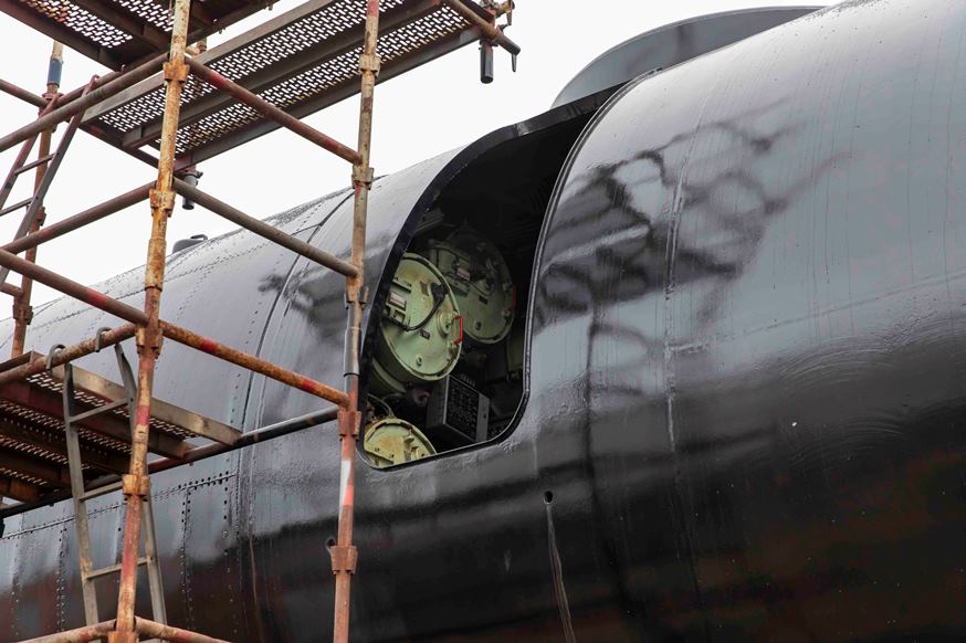 Wycięte drzwi w burcie okrętu - to jeden z element&oacute;w przystosowywania Sokoła do roli okrętu-muzeum, fot. Henryk Nagrodzki / Muzeum Marynarki Wojennej w Gdyni