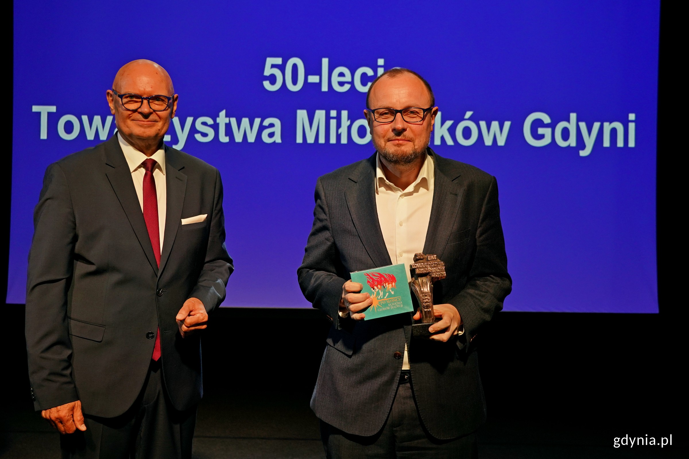 Statuetkę 50-lecia Towarzystwa Miłośnik&oacute;w Gdyni w imieniu prezydent Gdyni odebrał Mariusz Bzdęga &ndash; dyrektor zarządzający ds. kultury i aktywności mieszkańc&oacute;w. Obok niego stoi Wojciech Kodłubański &ndash; prezes Towarzystwa Miłośnik&oacute;w Gdyni (fot. Magdalena Czernek)