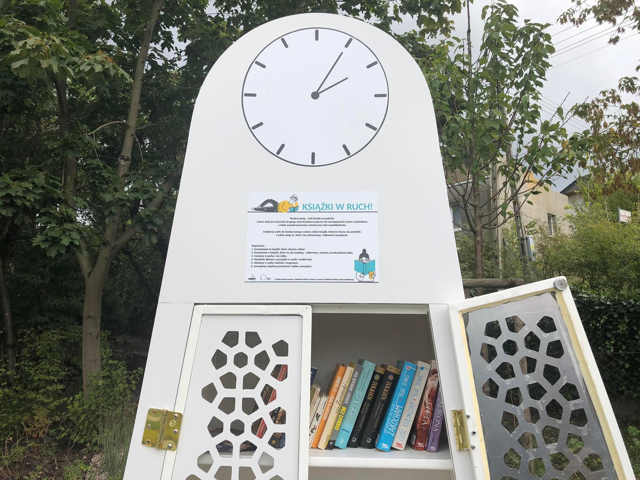 Tak prezentuje się szafka do bookcrossingu na Wielkim Kacku