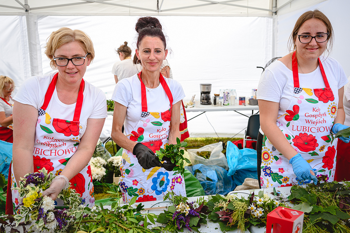 W wyplataniu wiank&oacute;w pomagały panie z Koła Gospodyń Wiejskich z Lubichowa. Fot. Tomek Kamiński