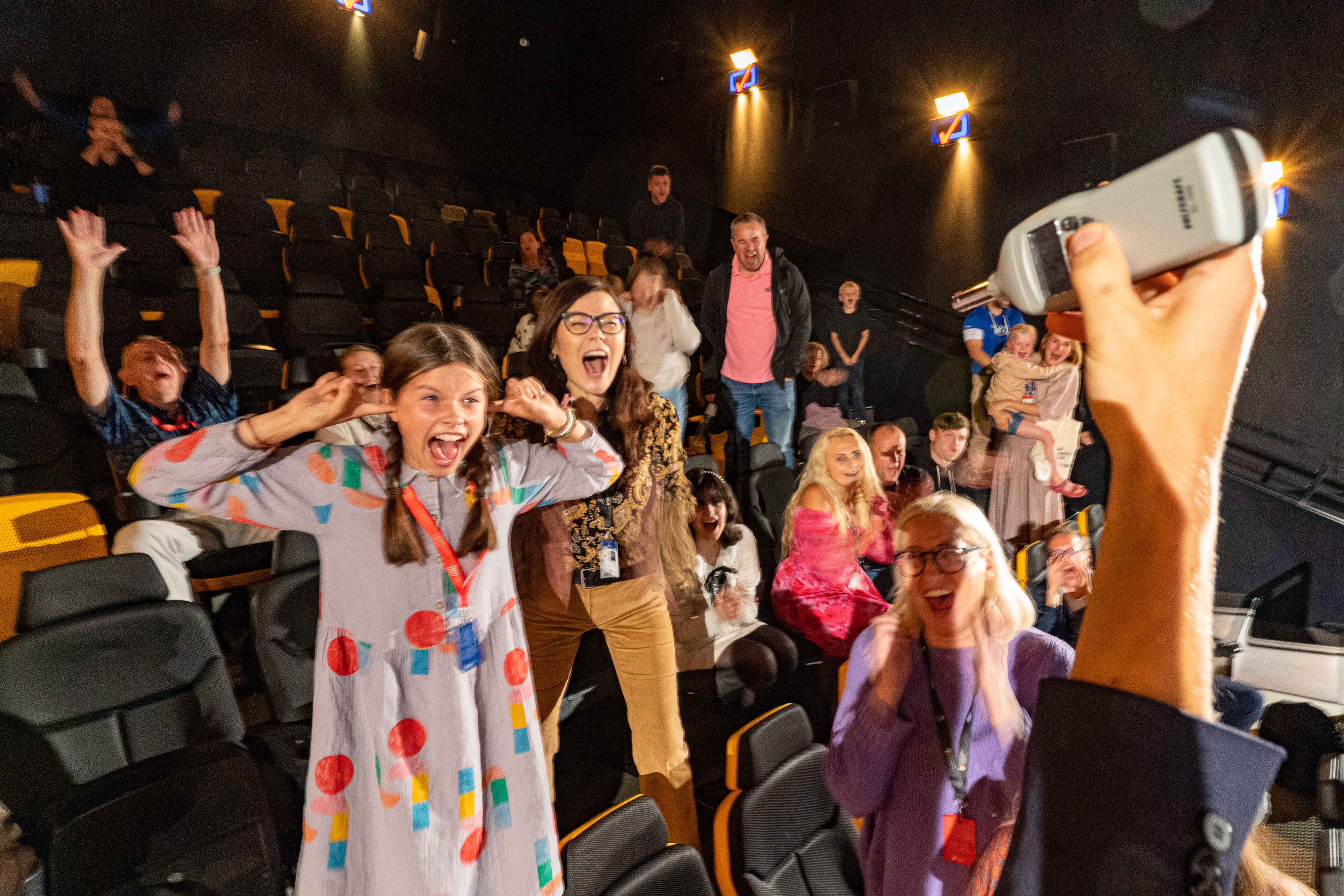 Widzowie z ekipą &bdquo;O psie, kt&oacute;ry jeździł koleją&rdquo; w sali kina Helios, fot. Paweł Marcinko / mat. prasowe FPFF