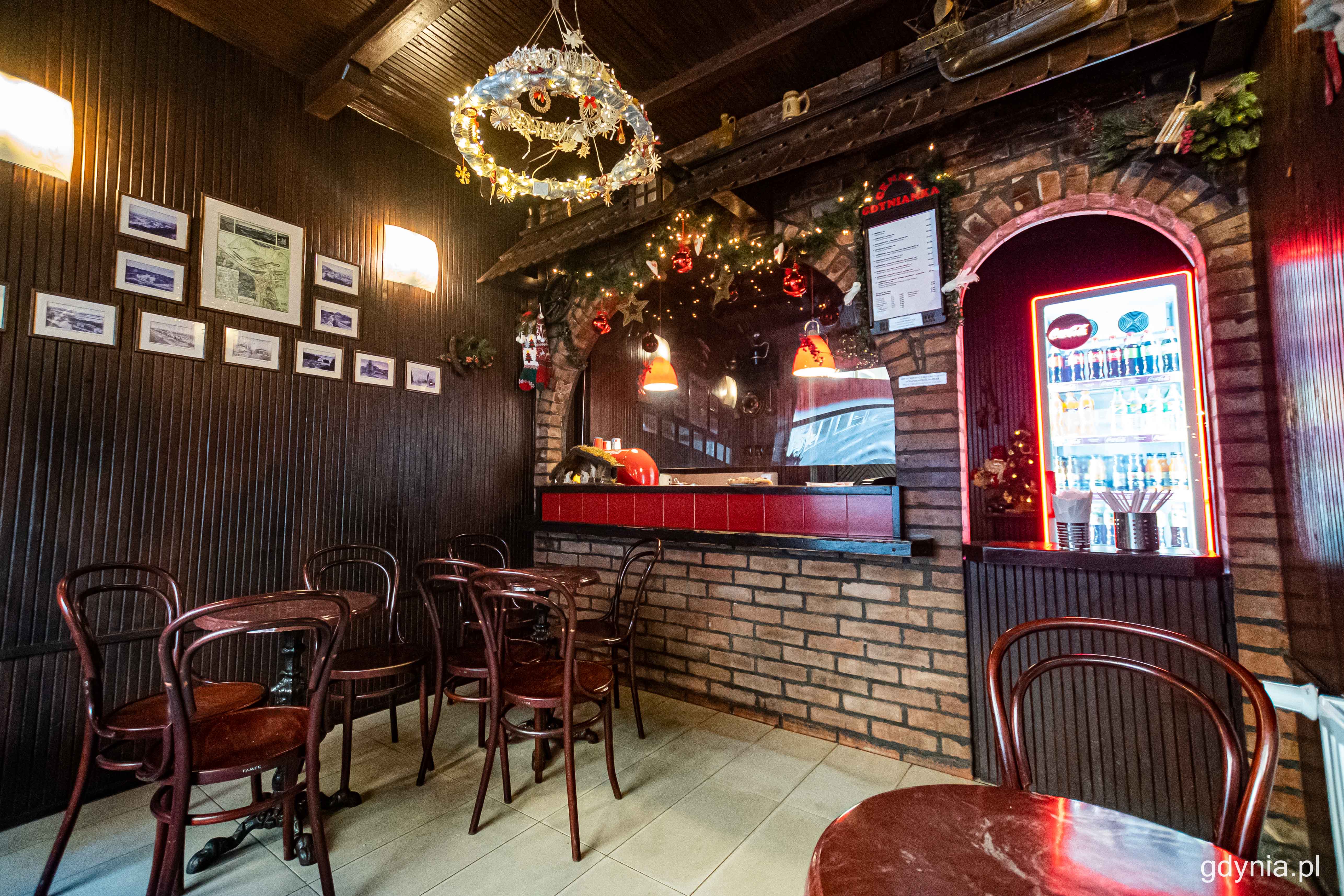 Wystr&oacute;j &bdquo;Gdynianki" nie zmienia się od lat, przez co klienci czują się tak, jakby cofnęli się w czasie do swojej młodości, fot. Kamil Złoch