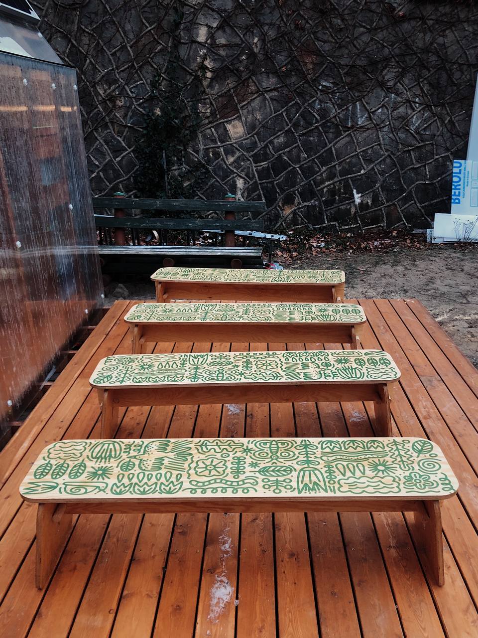 Na tarasie znajdziemy ławki z kt&oacute;rych skorzystać będzie można podczas zajęć i warsztat&oacute;w // fot. materiały Centrum Designu Gdynia