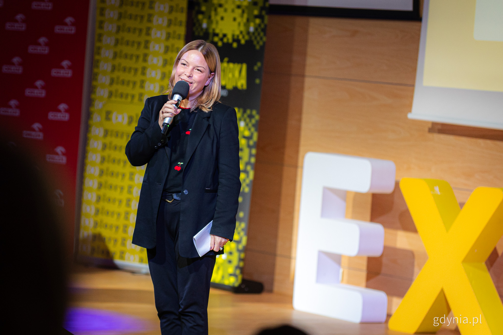 Scena PPNT Gdynia, dekoracje, Oktawia Gorzeńska przemawia przez mikrofon