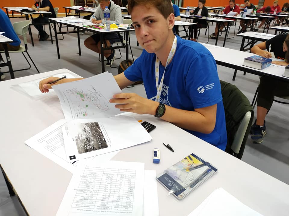 Maciej Dercz z III LO w Gdyni podczas rozwiązywania zadań