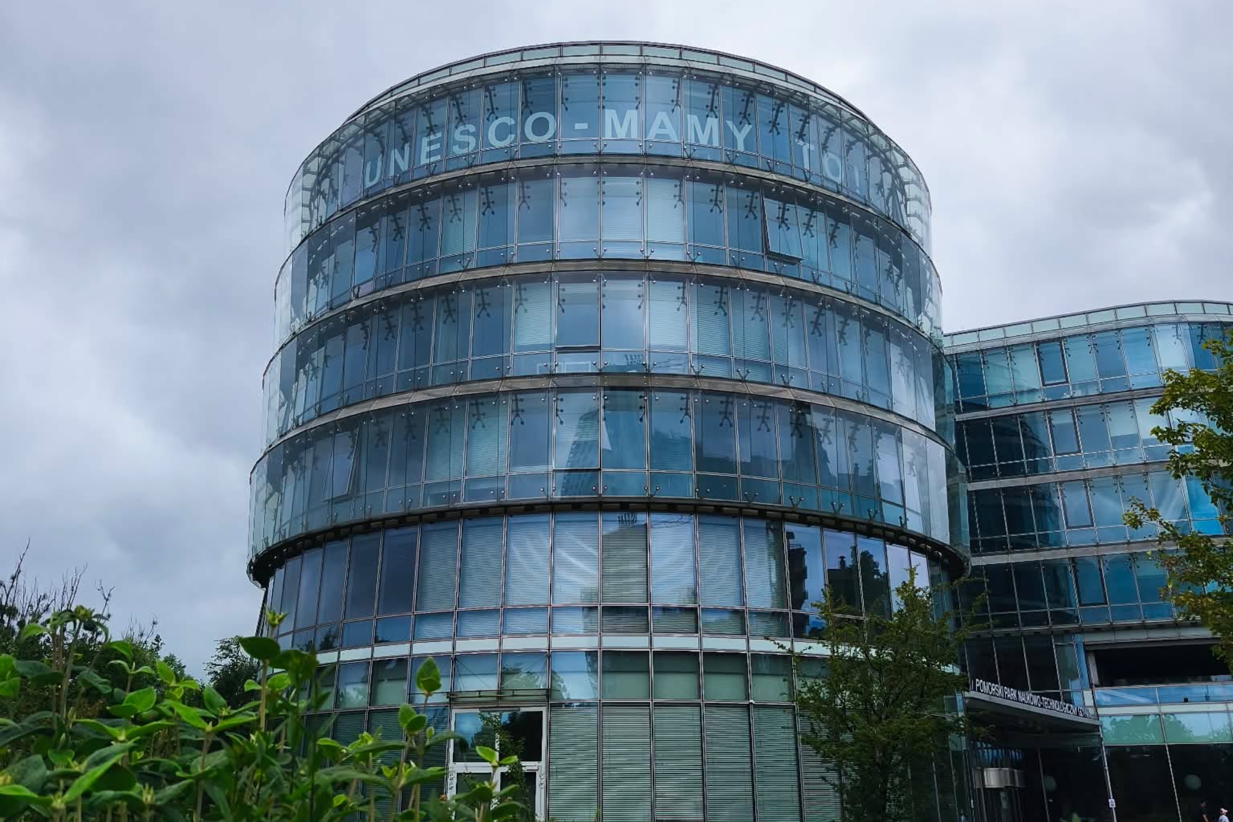WhizTalk, czyli napis na szybach Pomorskiego Parku Naukowo-Technologicznego Gdyni, informujący o wpisie modernistycznego centrum Gdyni na listę światowego dziedzictwa UNESCO (fot. materiały prasowe PPNT)