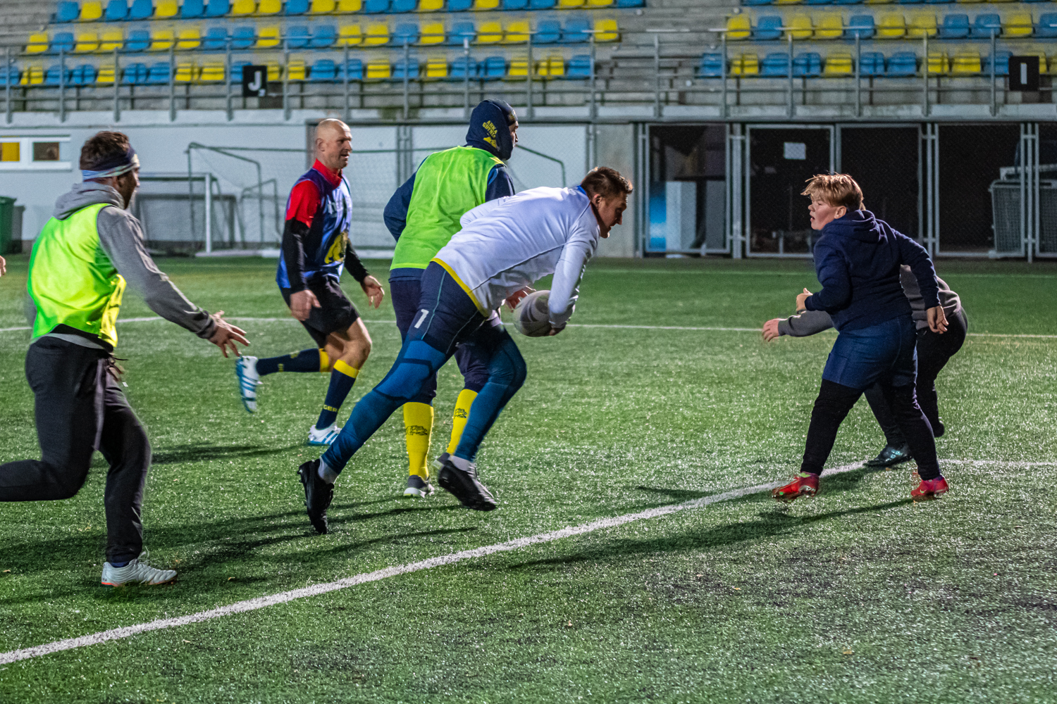 Odważni trenowali z rugbystami Arki Gdynia // fot. Marek Sałatowski (materiały kampanii &bdquo;Odważni Wygrywają&rdquo;)