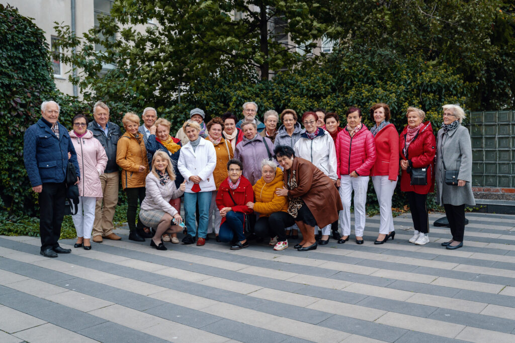 Seniorzy z Centrum Aktywności Seniora w Gdyni chętnie wspierają prowadzone tu działania//fot. Dawid Linkowski