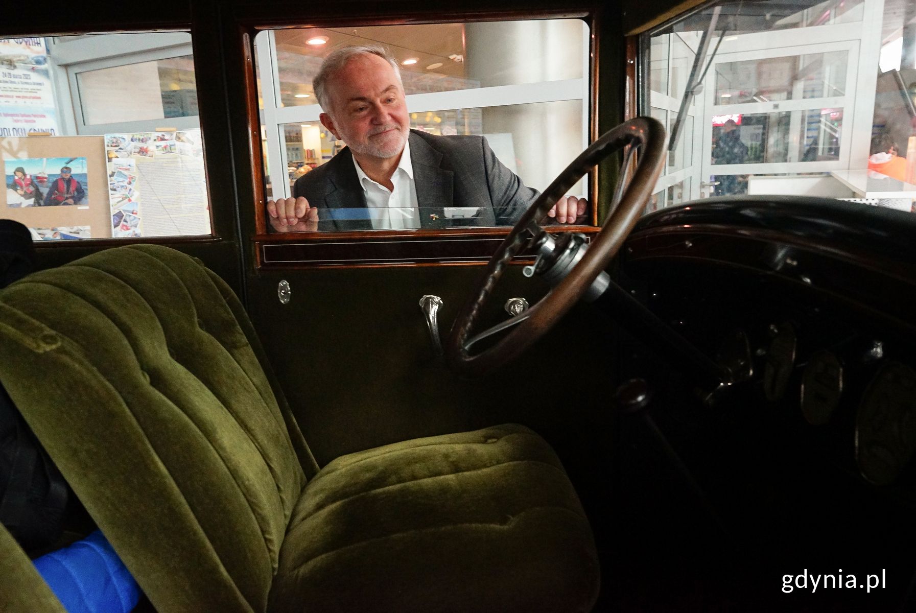 Prezydent Gdyni Wojciech Szczurek ogląda samoch&oacute;d Jerzego Jelińskiego z podr&oacute;ży dookoła świata z lat 1926-1928. Fot. Mirosław Pieślak