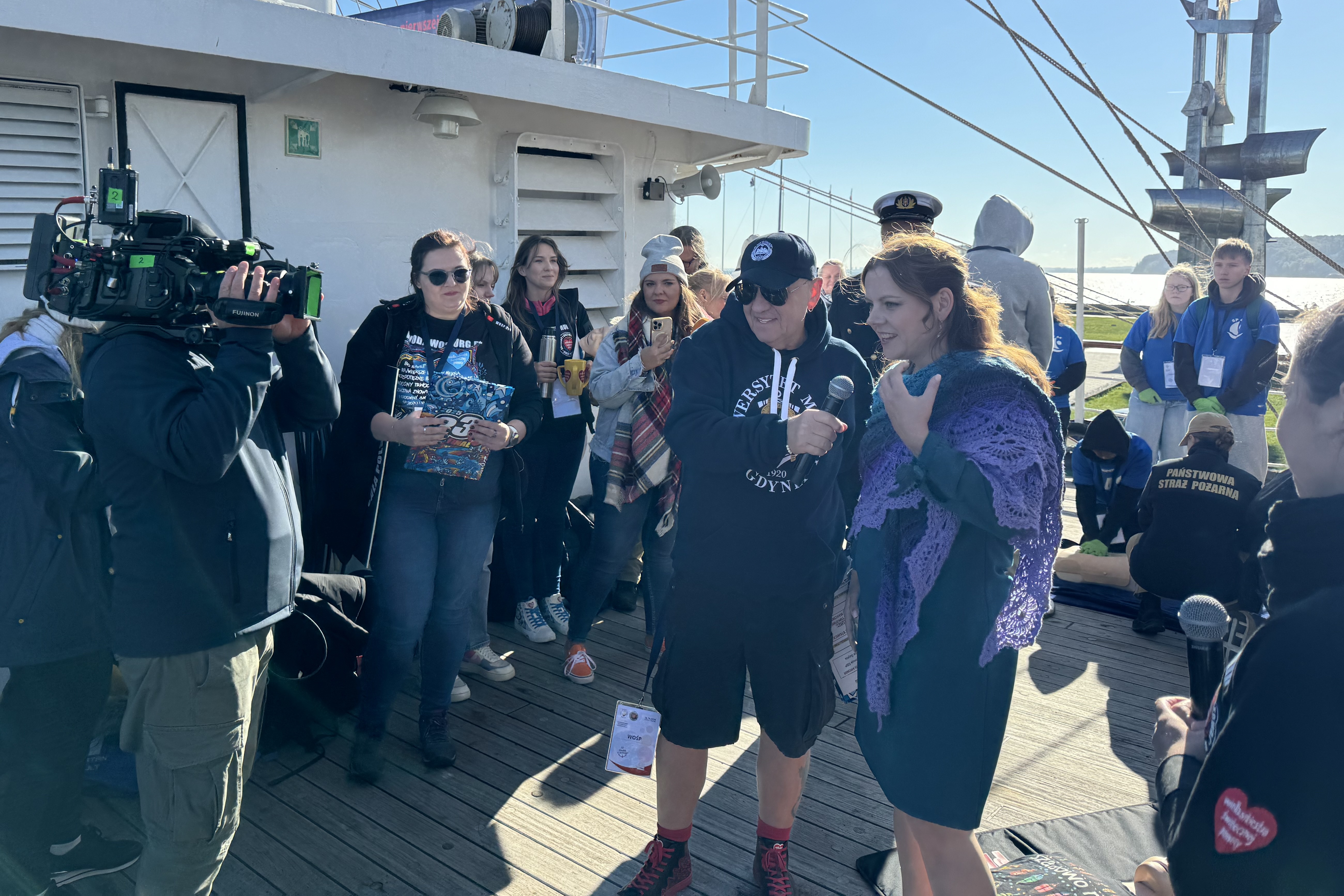 Prezydent Gdyni Aleksandra Kosiorek i Jurek Owsiak podczas akcji &bdquo;Statek z sercem&rdquo; (fot. Anna Chojnowska)