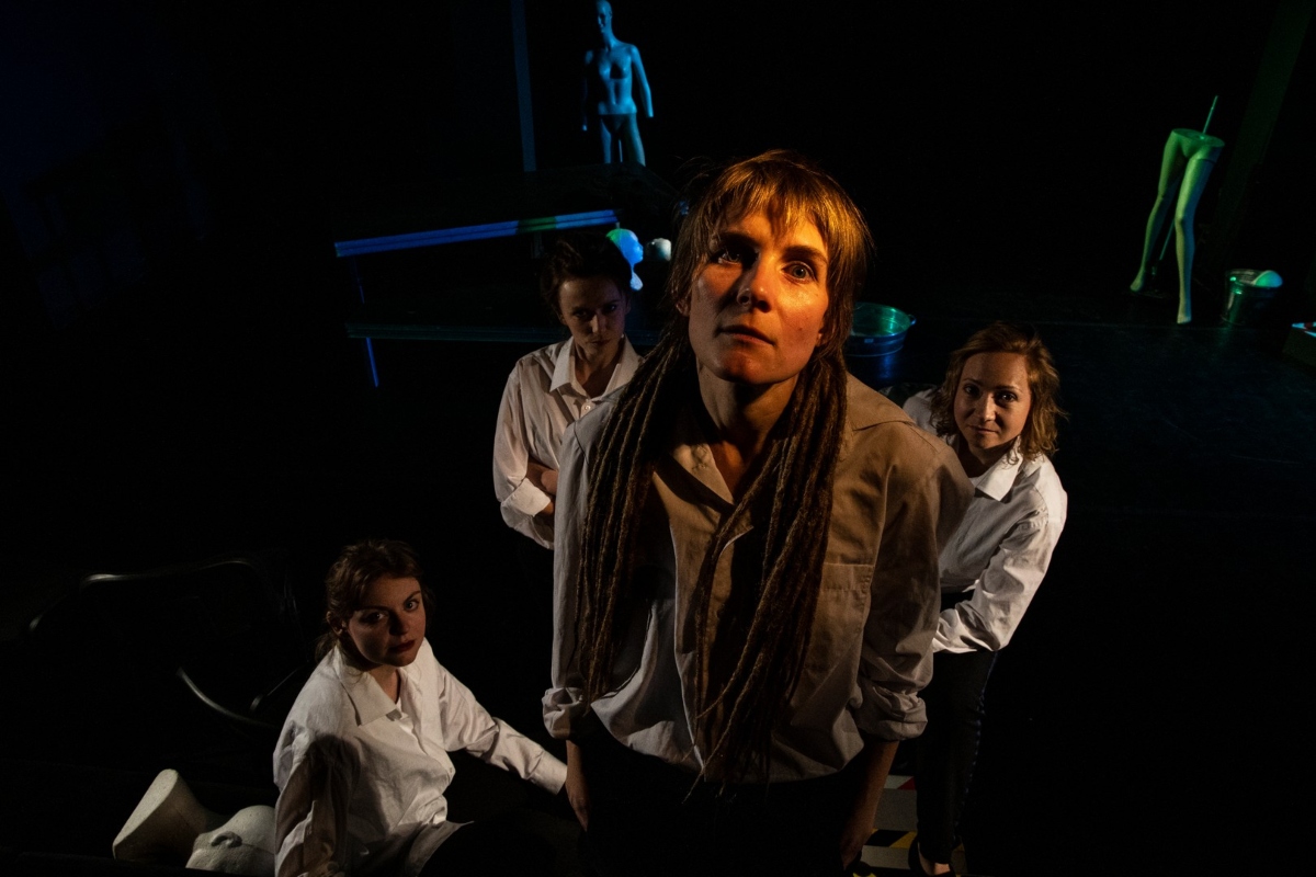 Zdjęcie z pr&oacute;by do spektaklu &bdquo;Wieczna komedia&rdquo; w reżyserii Grzegorza Kujawińskiego. Scena zbiorowa 